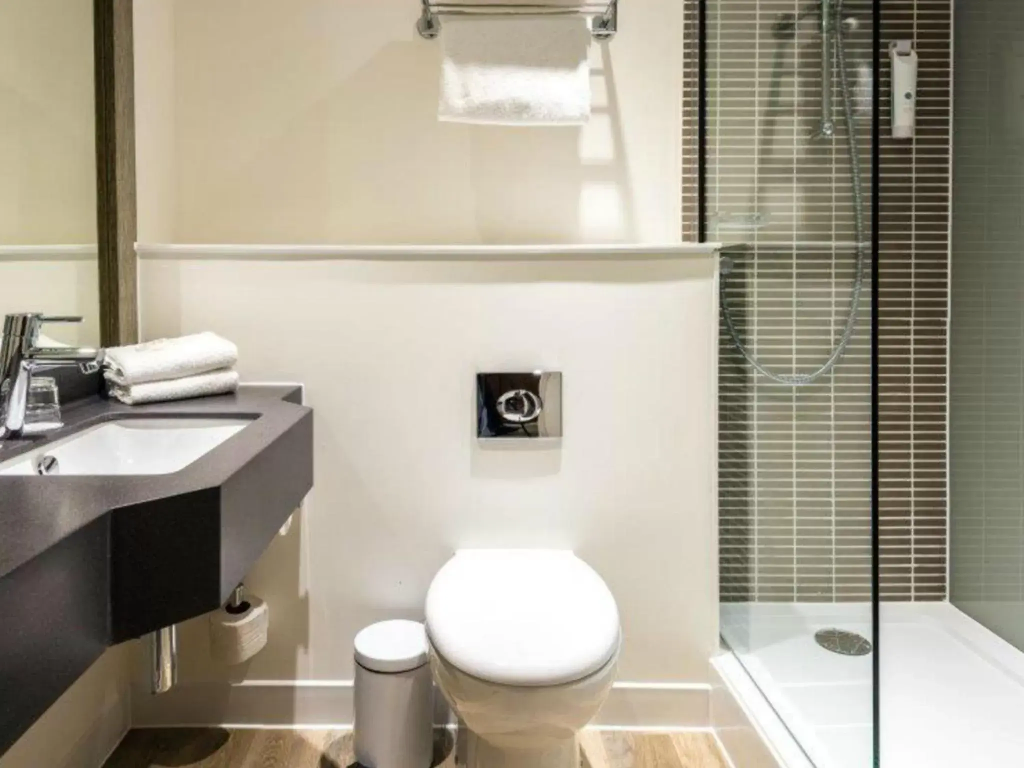 Standard Double Room with Sofa Bed in Holiday Inn Swindon by IHG Standard Double Room with Sofa Bed in Holiday Inn Swindon by IHG