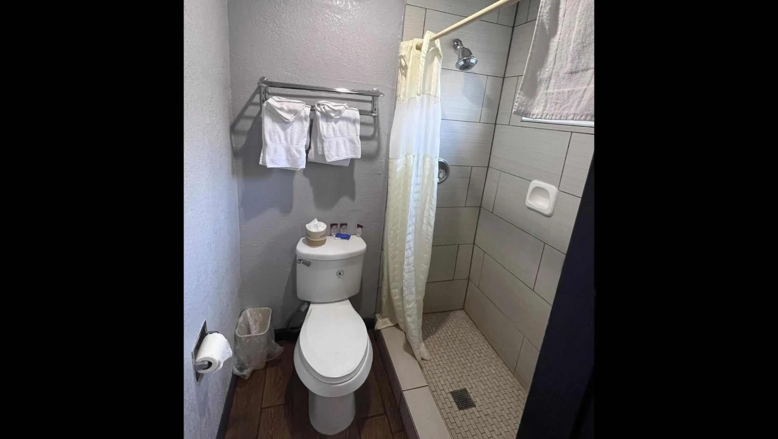 Shower, Bathroom in Anchorage Inn Lakeport