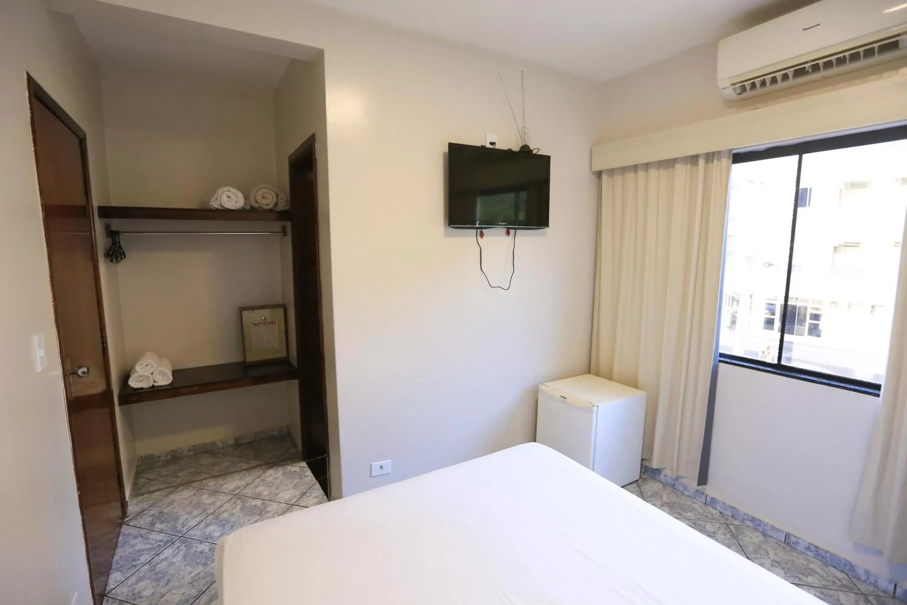 Bedroom, TV/Entertainment Center in Foz Express Hotel Centro