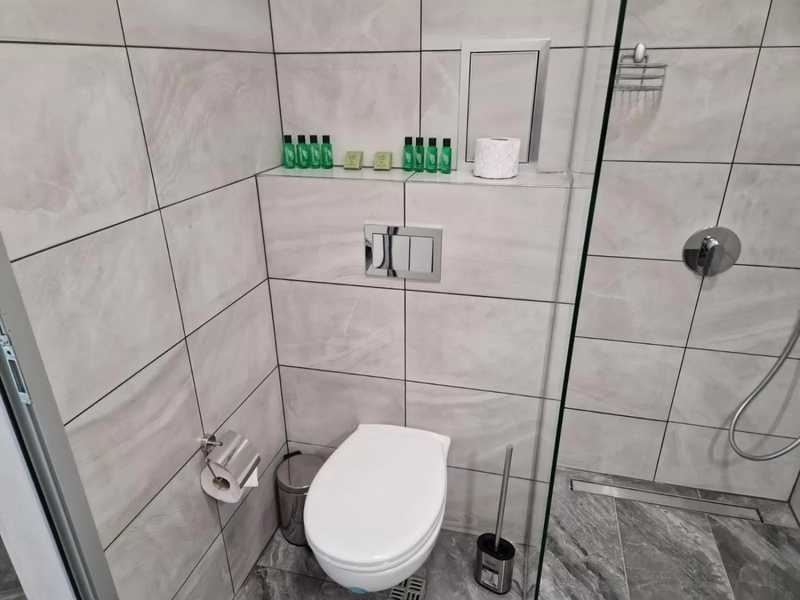 Toilet in PAPAYA APARTMENTS