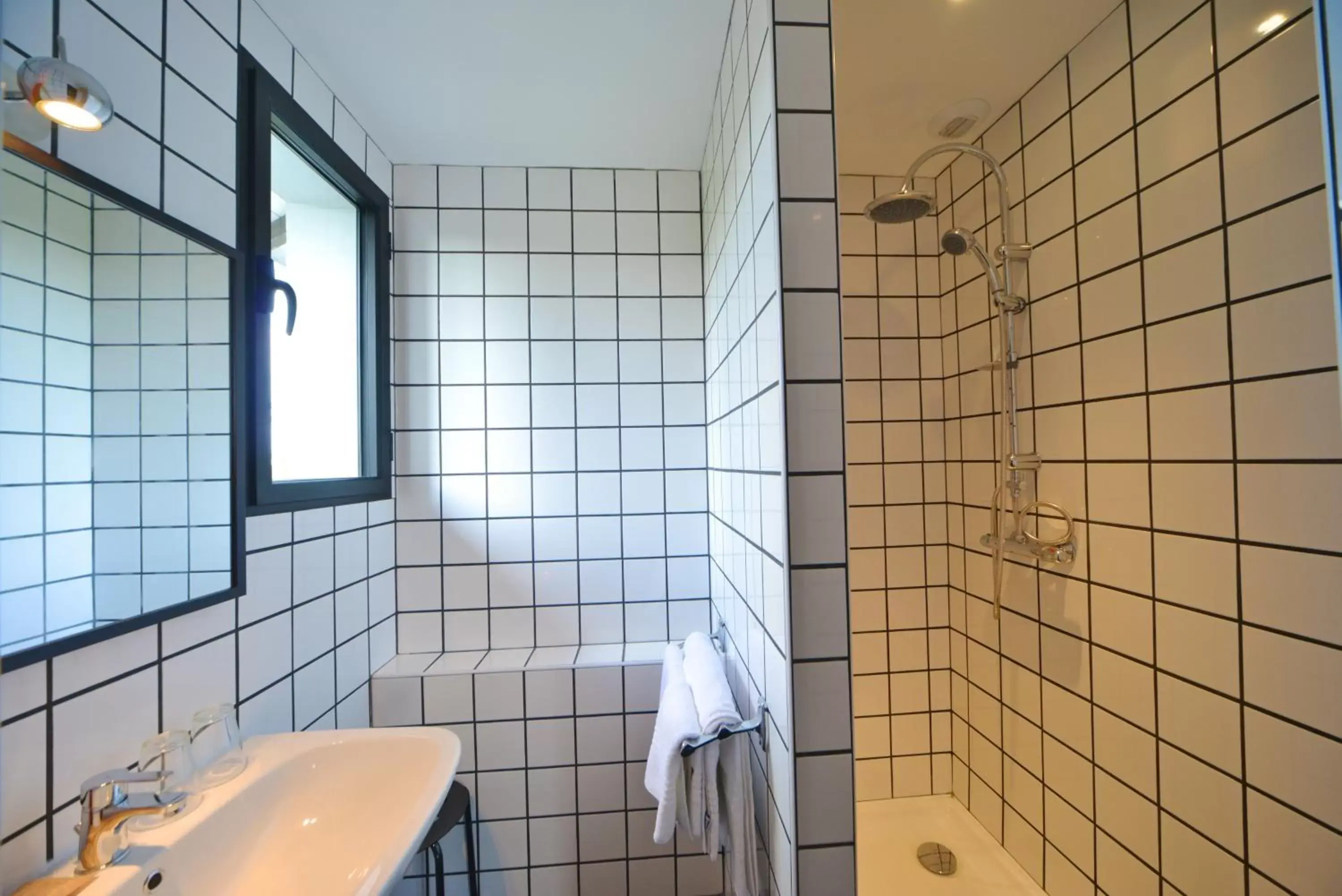 Bathroom in Logis - Hotel Restaurant La Mire