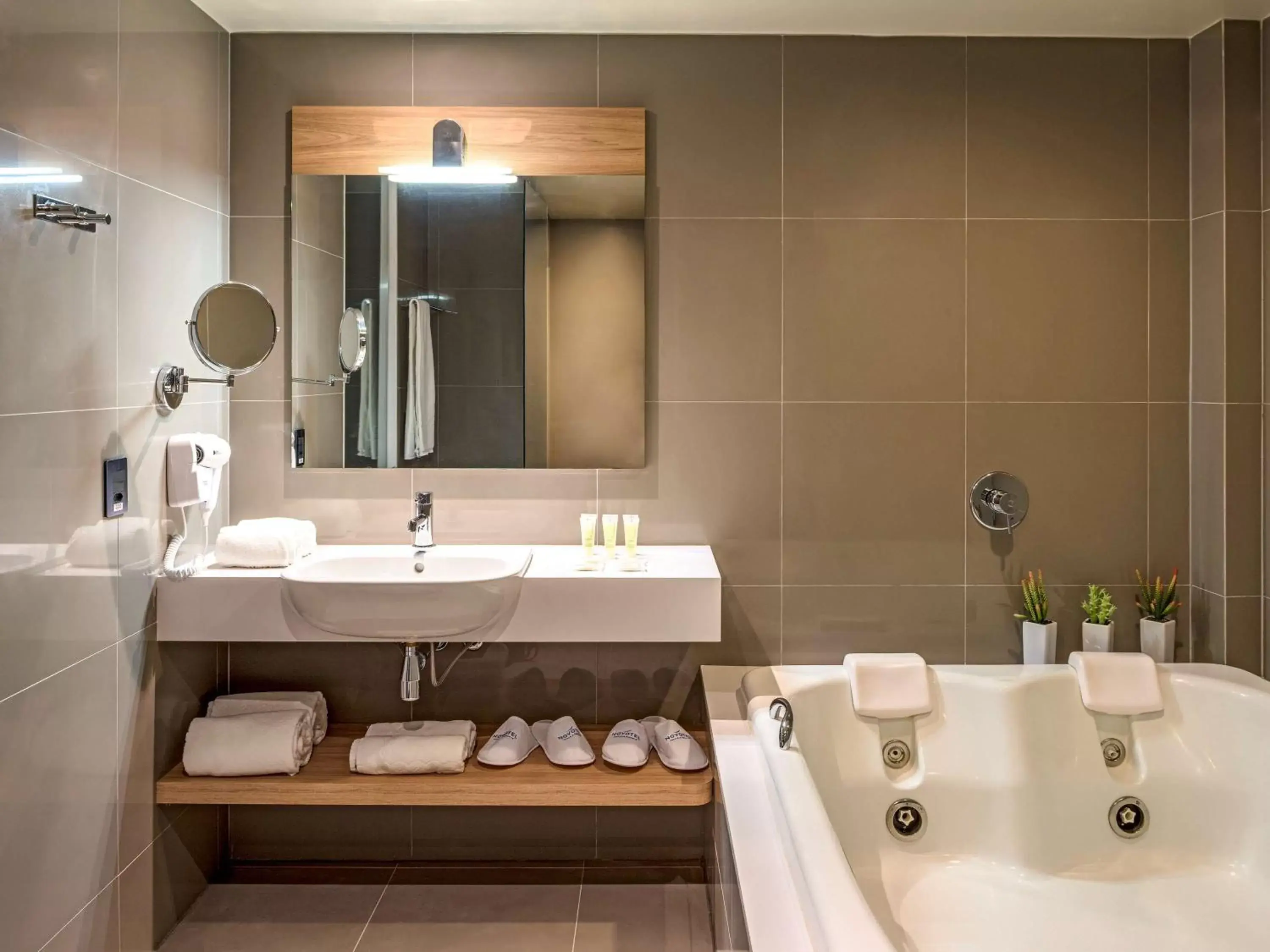 Photo of the whole room, Bathroom in Novotel Curitiba Batel