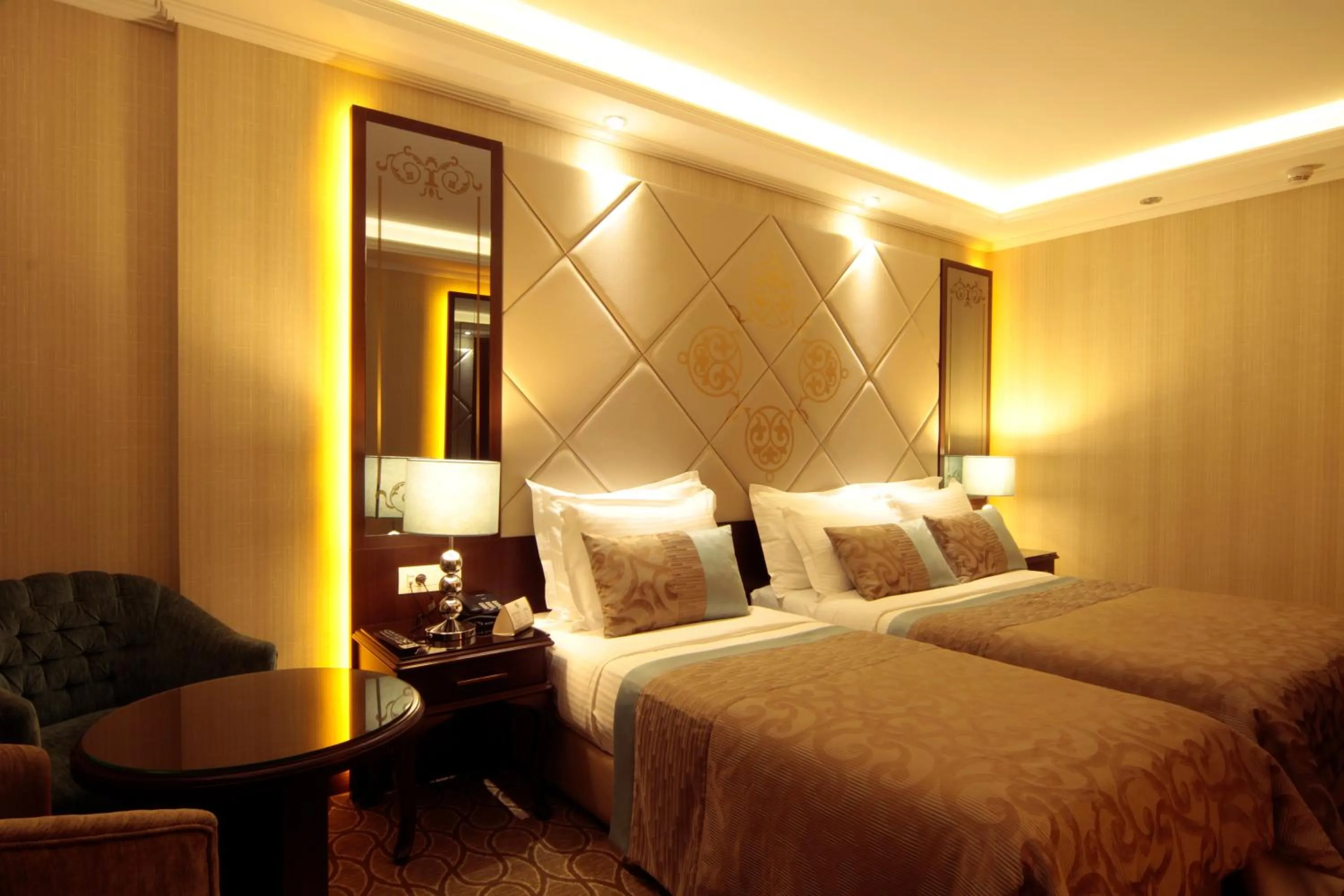 Photo of the whole room, Bed in Black Bird Hotel