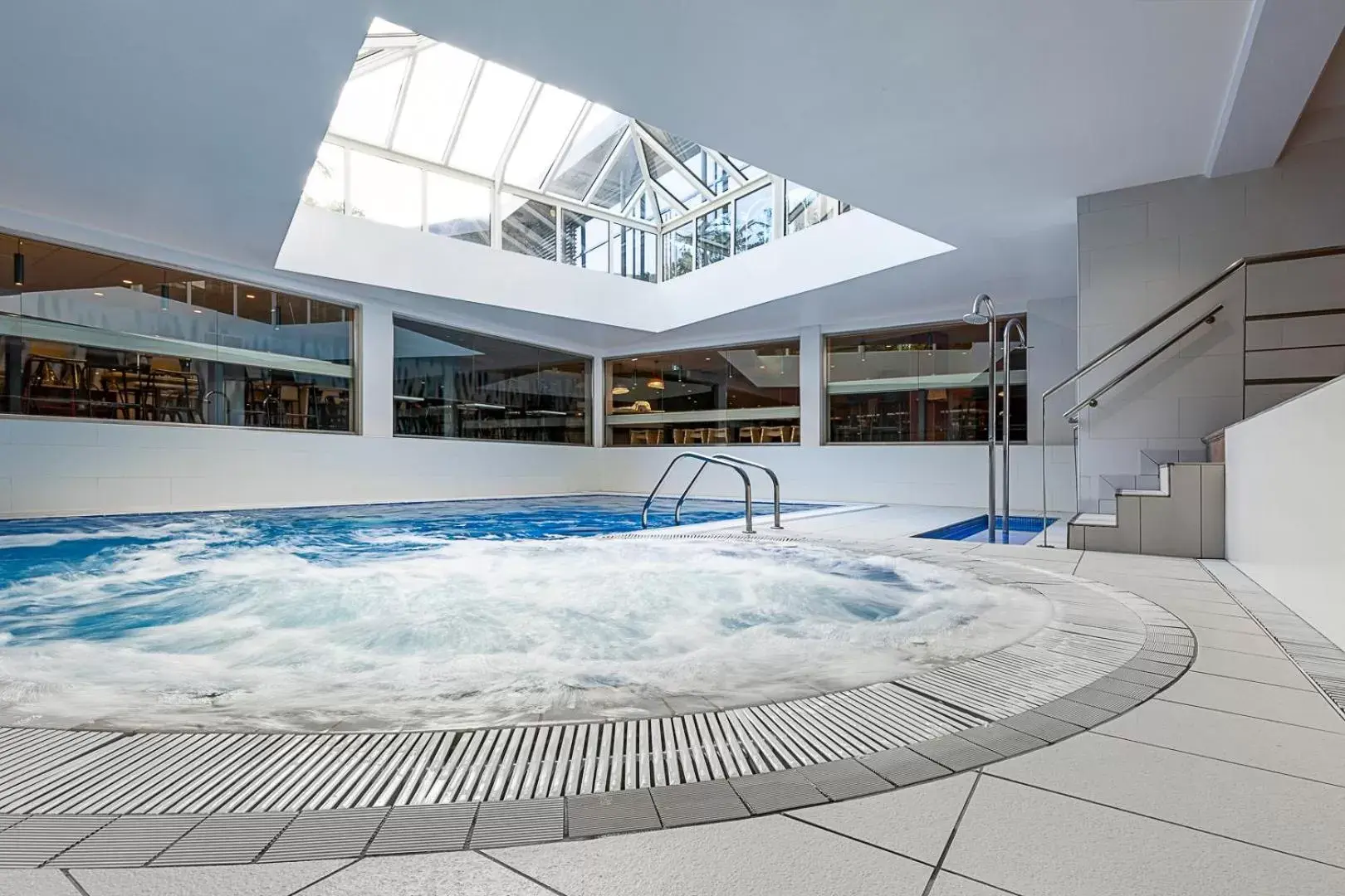 Hot Tub, Swimming Pool in Oceania Paris Porte De Versailles