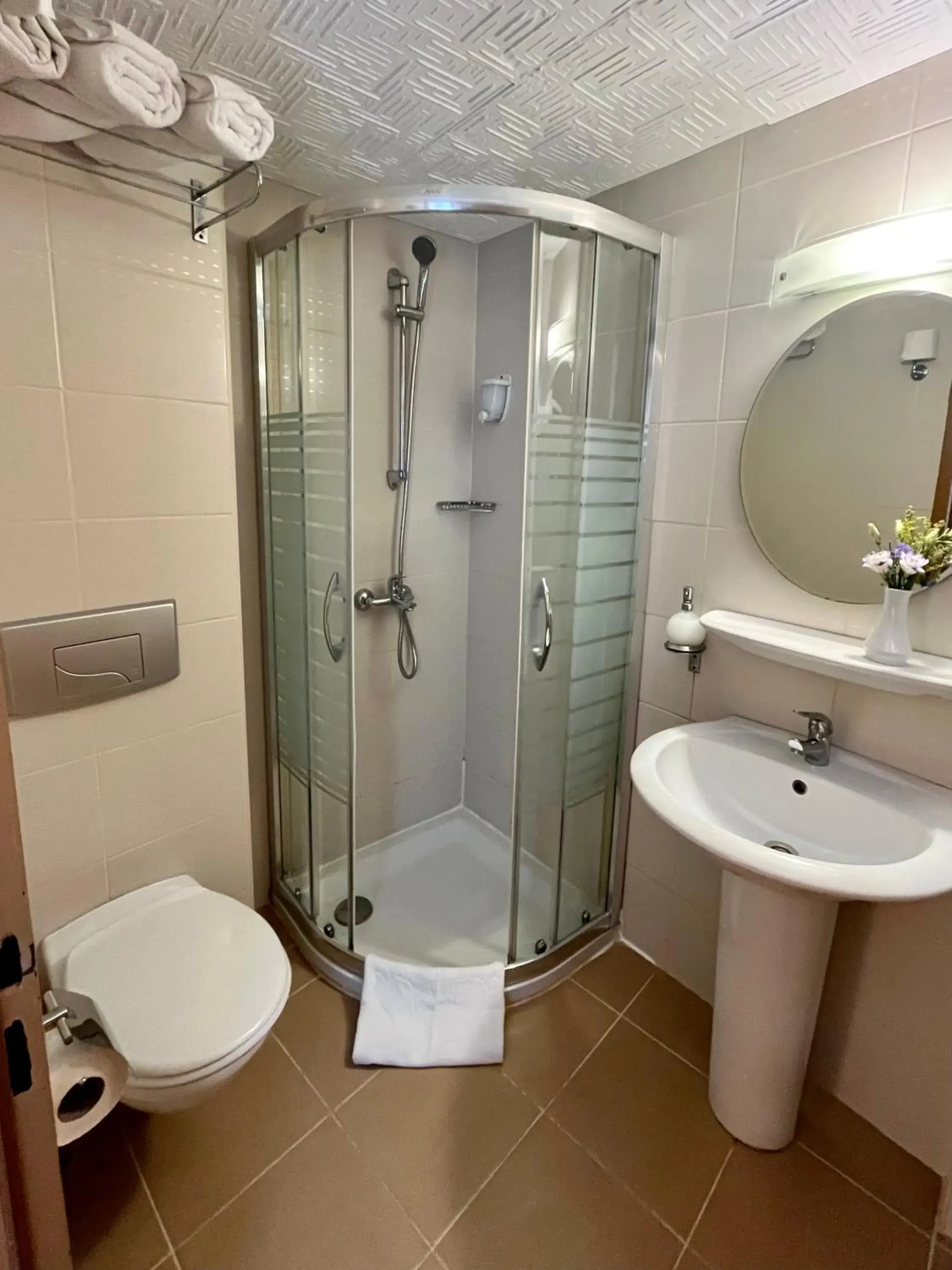 Shower, Bathroom in Yavuz Hotel
