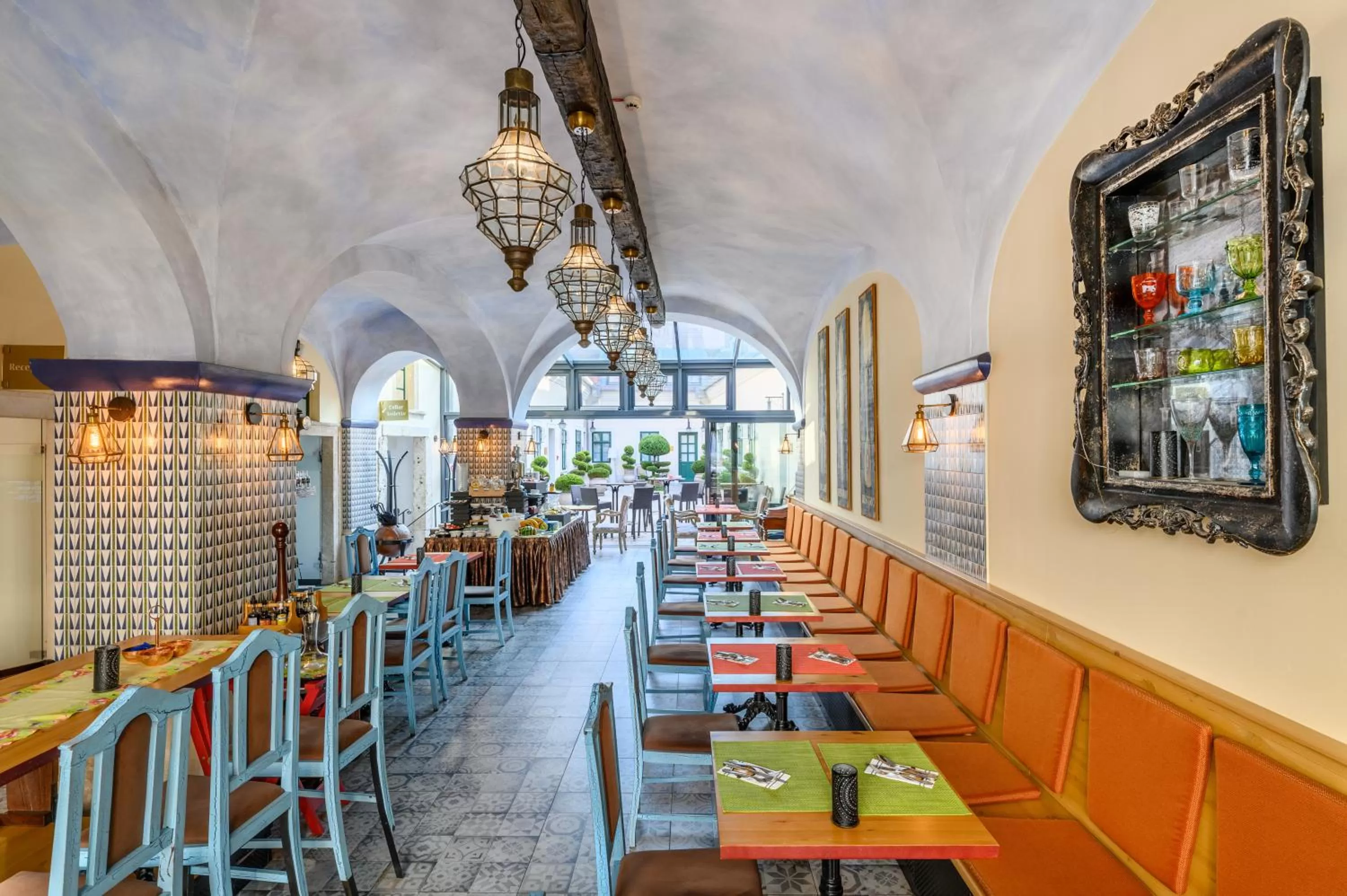 Restaurant/places to eat in Maison Bistro & Hotel