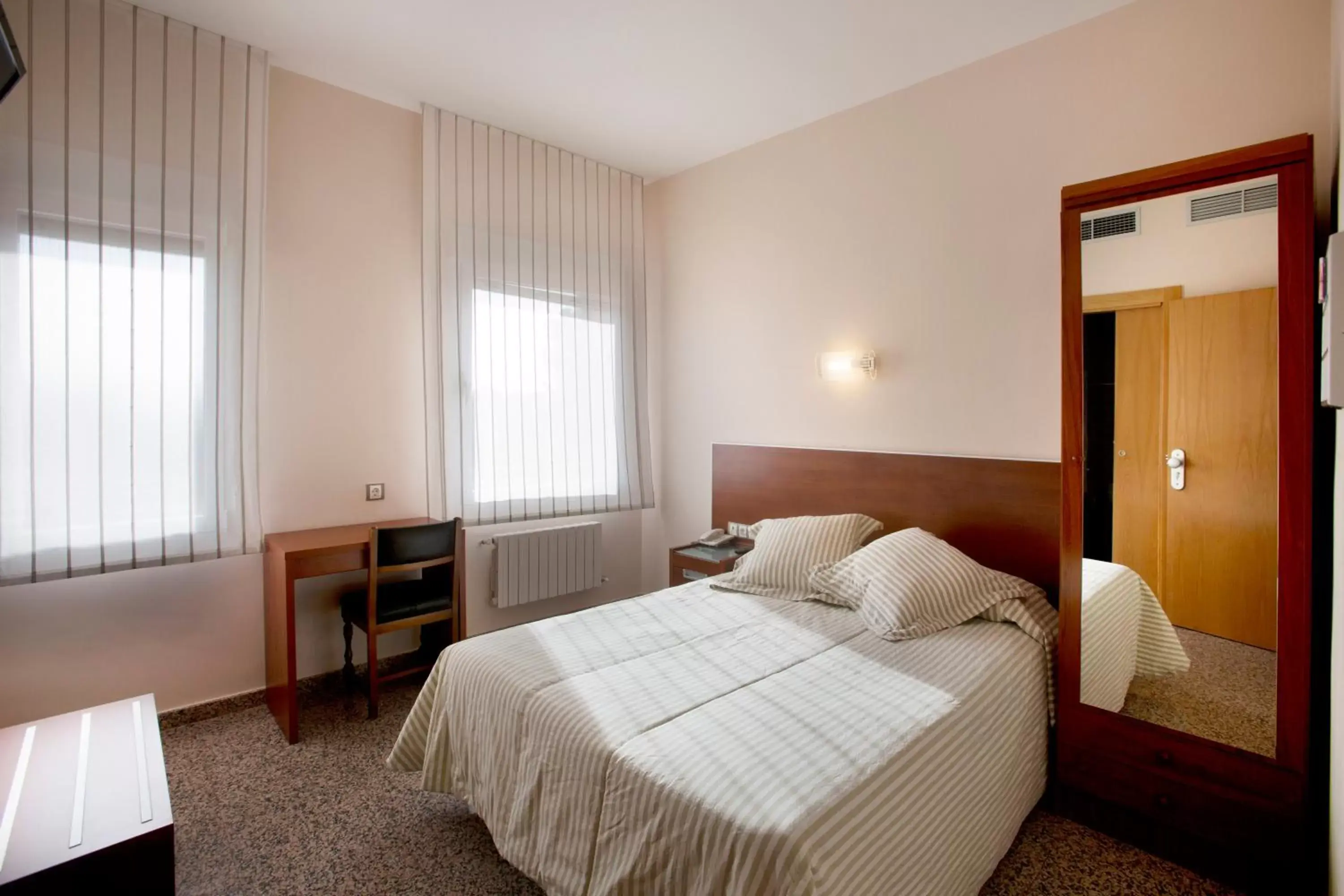 Day, Bed in Hotel Marivella