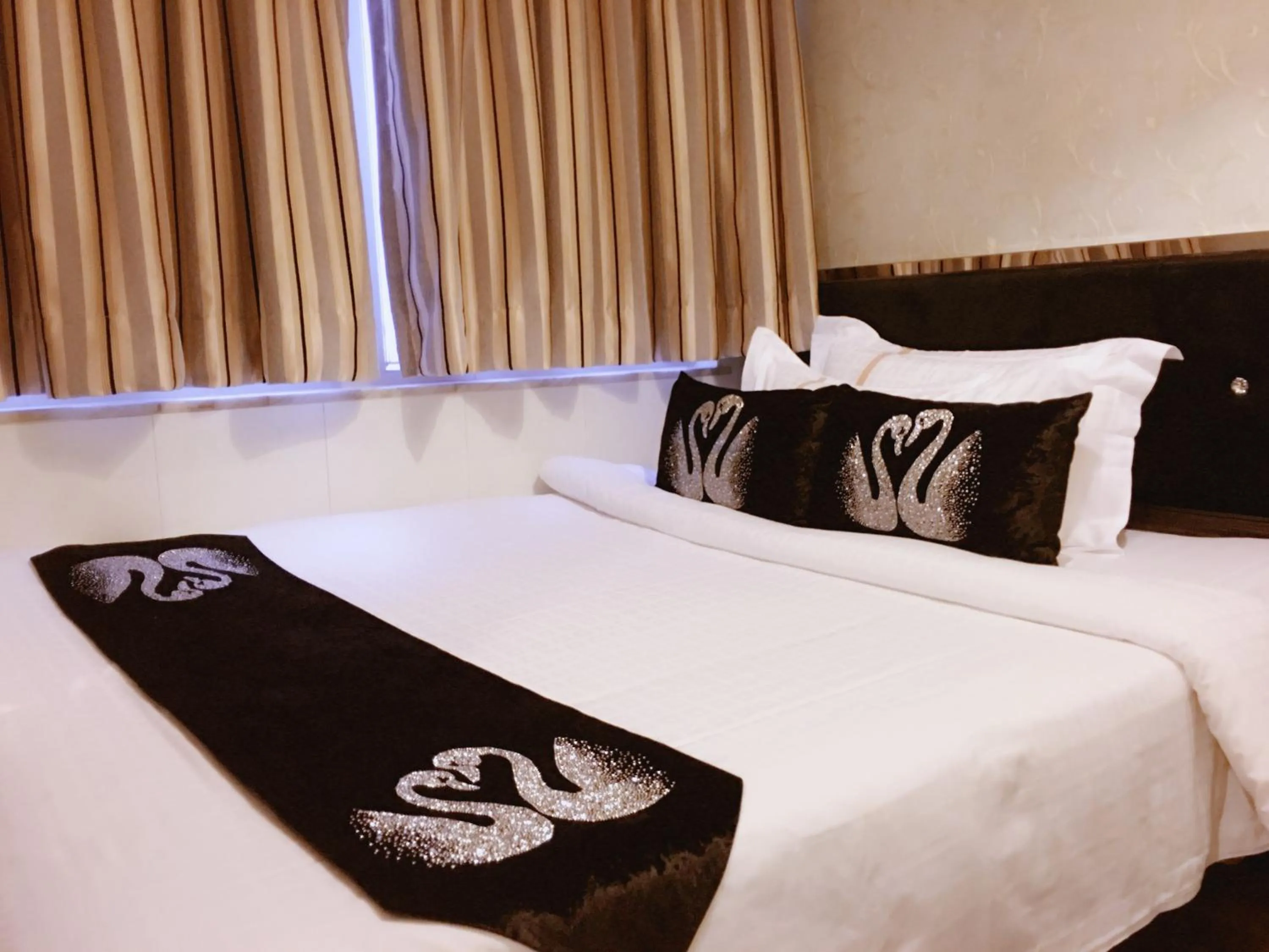 Bed in Seasons Hotel - Causeway Bay