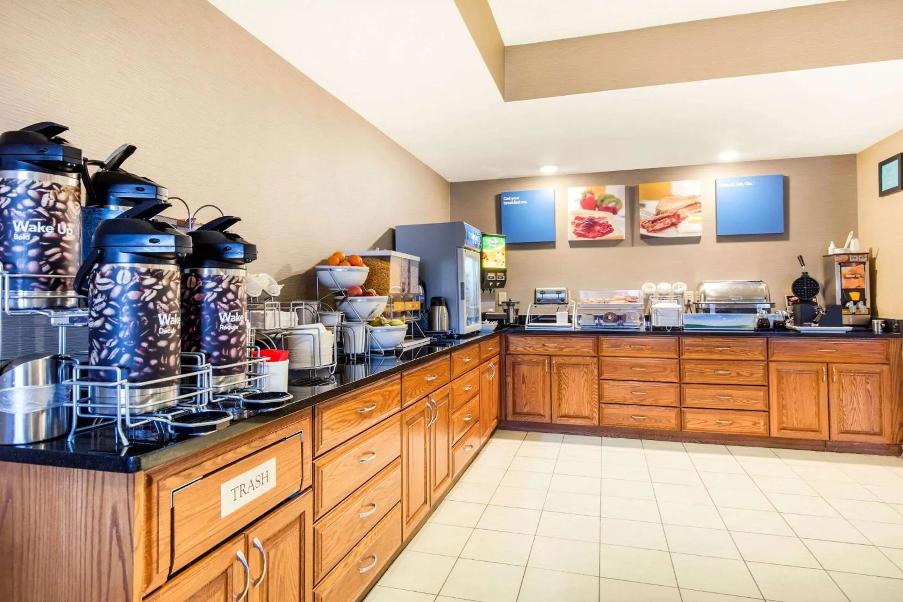 Restaurant/places to eat, Kitchen/Kitchenette in Comfort Suites Normal University area