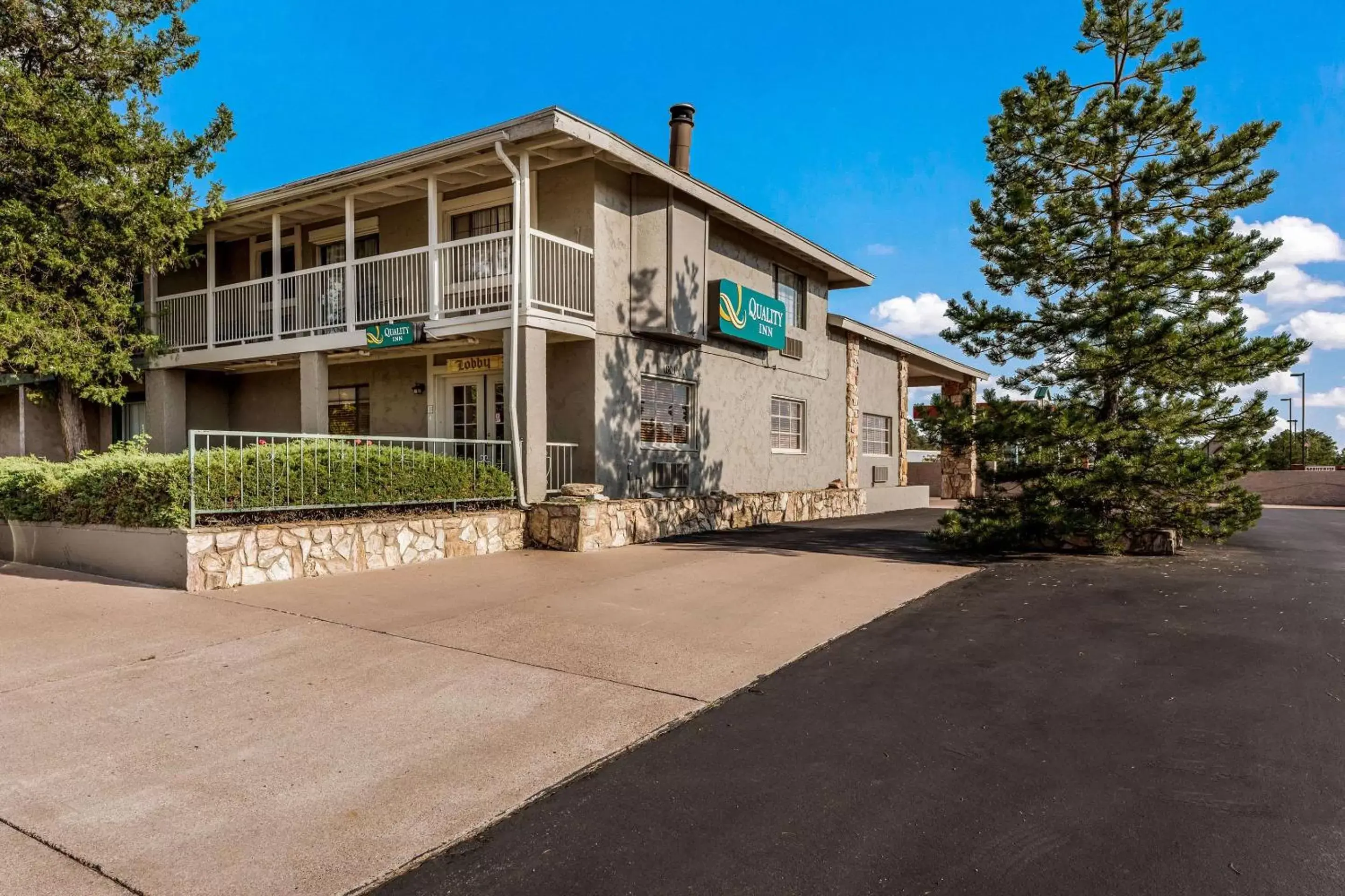 Property Building in Quality Inn Payson