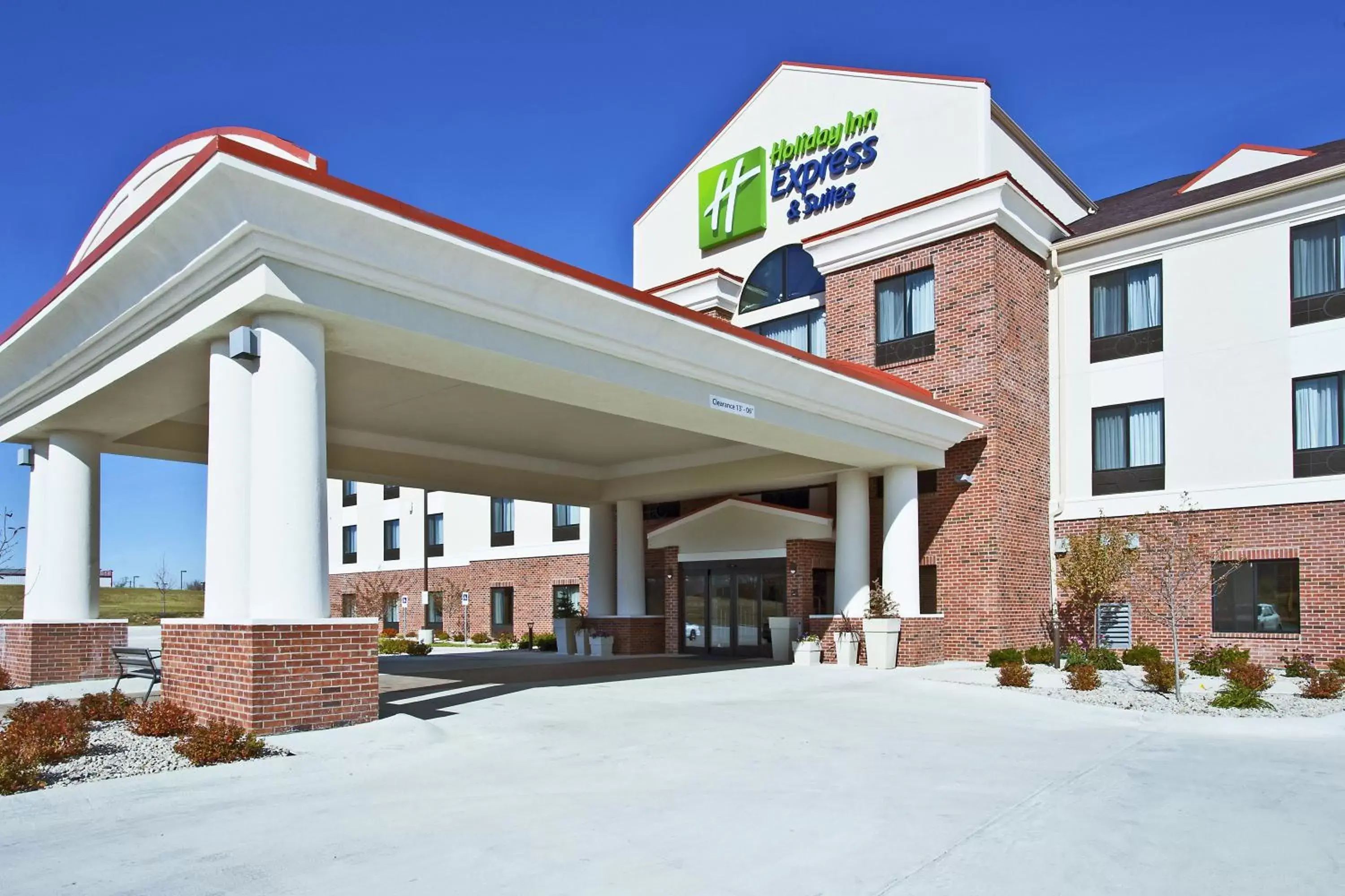 Property Building in Holiday Inn Express & Suites Springfield, an IHG Hotel