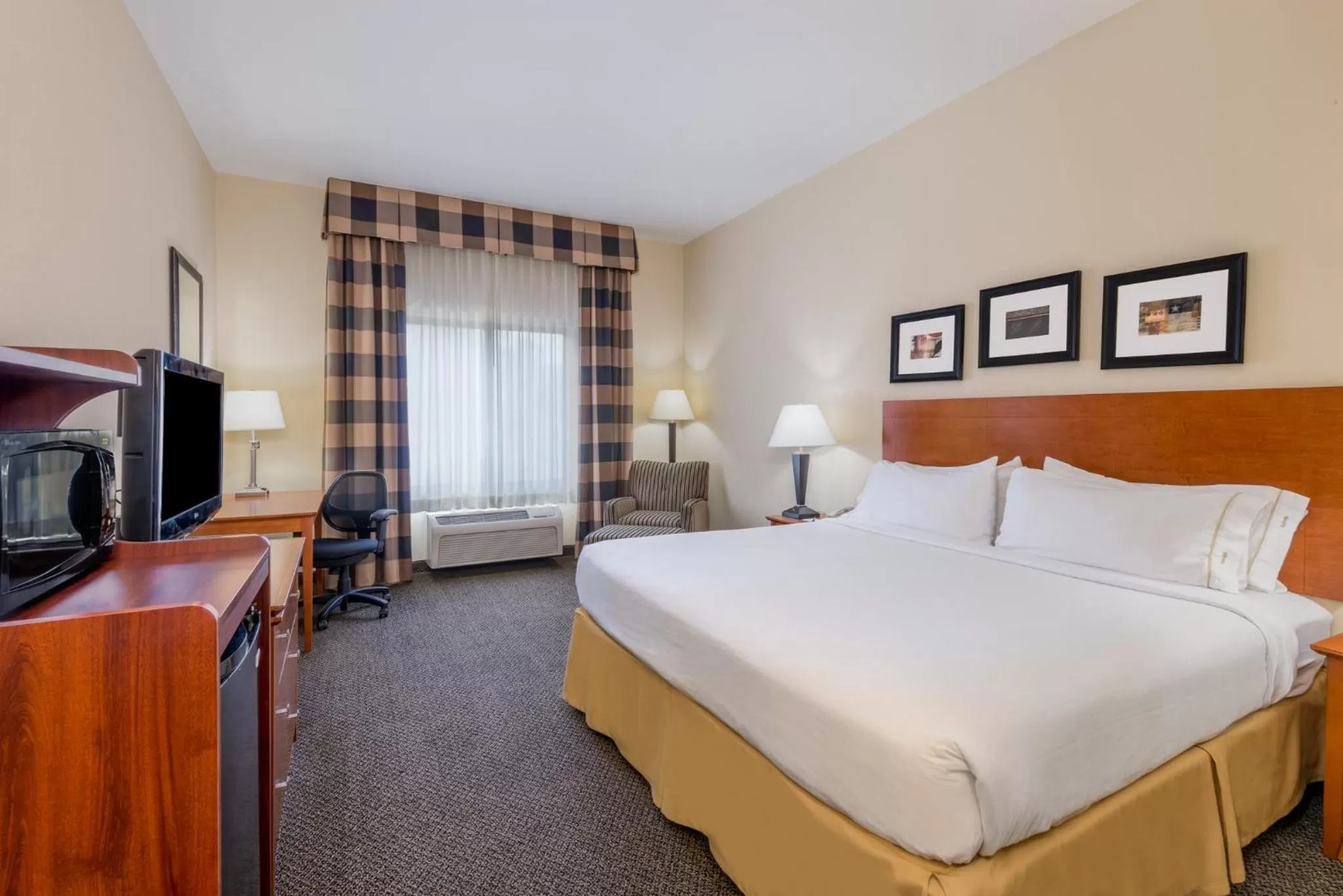 Photo of the whole room, Bed in Holiday Inn Express Hotel Vernal by IHG