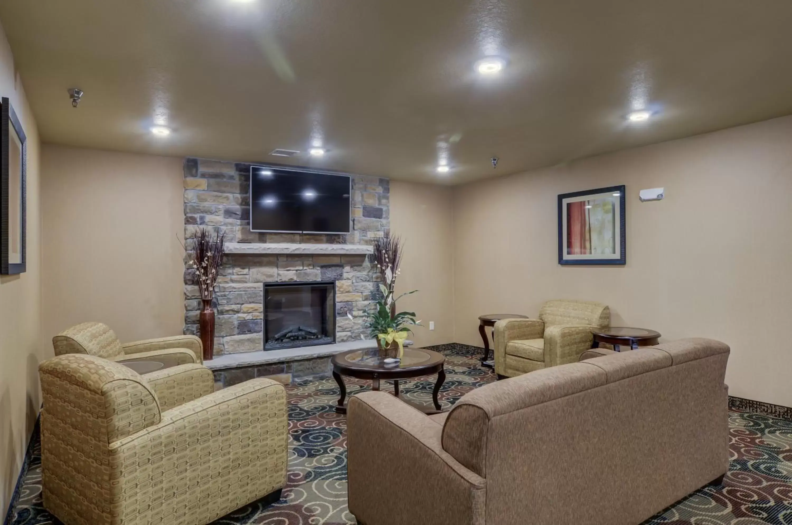 Communal lounge/ TV room, Seating Area in Cobblestone Inn & Suites-Kersey