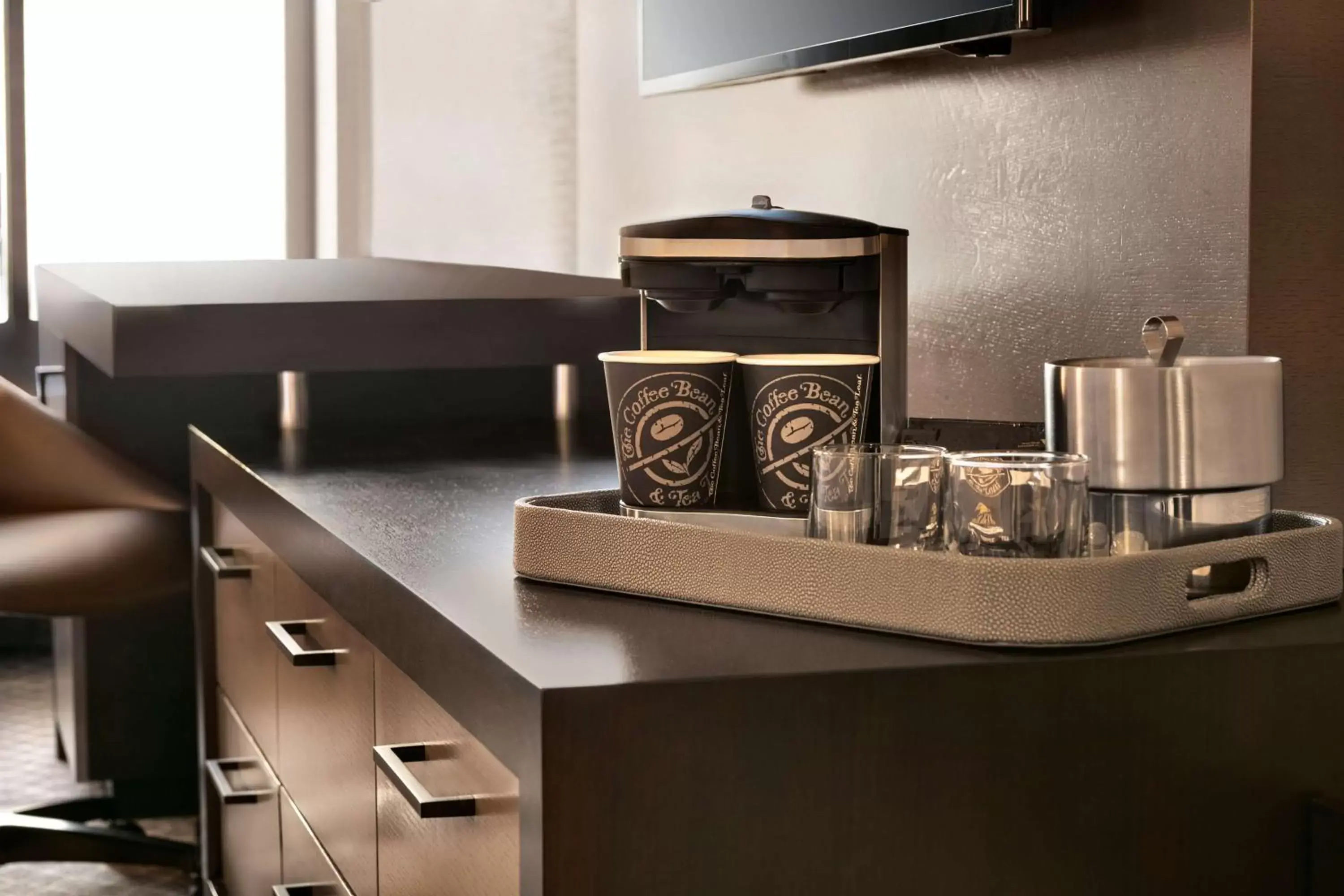 Queen Room with Two Queen Beds and Bath Tub - Mobility and Hearing Access in DoubleTree by Hilton McLean Tysons Queen Room with Two Queen Beds and Bath Tub - Mobility and Hearing Access in DoubleTree by Hilton McLean Tysons