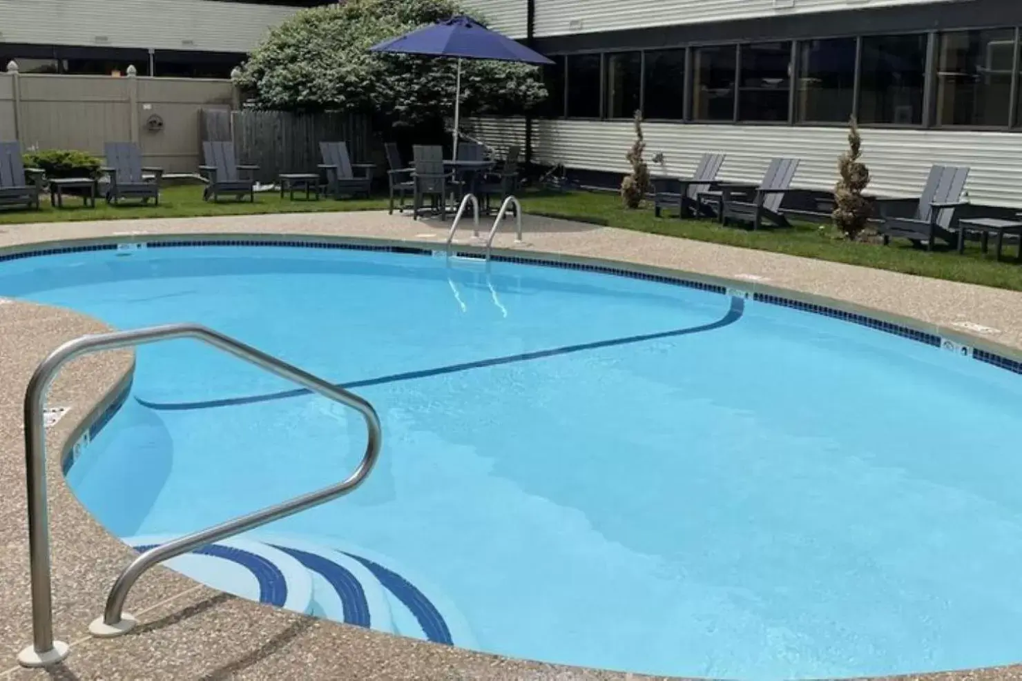 Swimming Pool in Clarion Inn