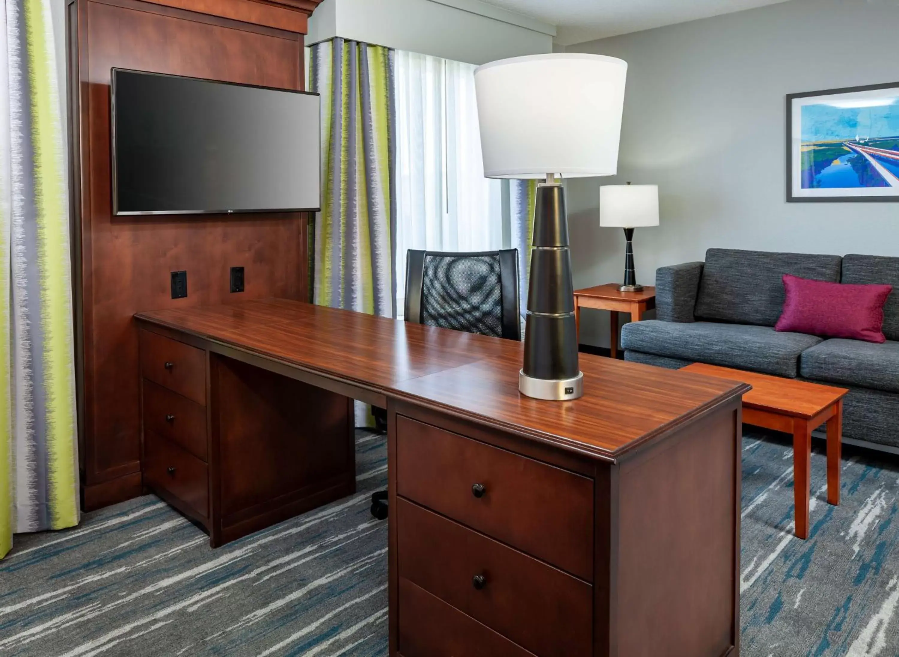 Bedroom, TV/Entertainment Center in Hampton Inn & Suites Mobile I-65@ Airport Boulevard