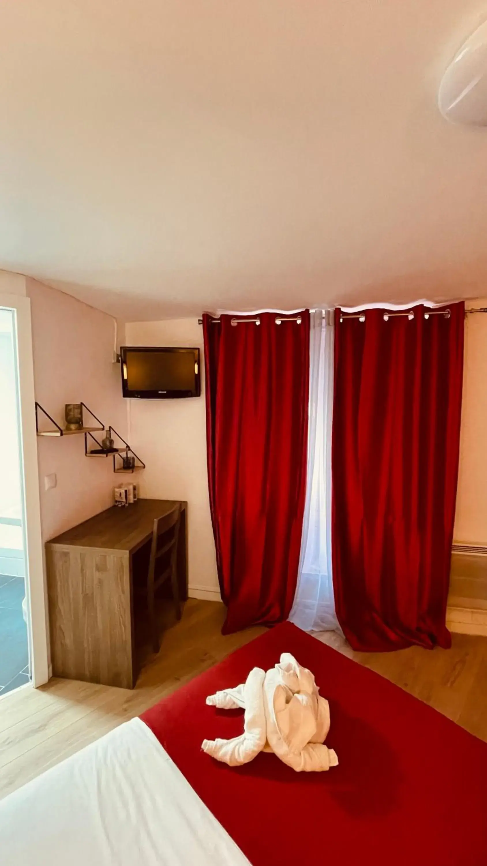 Seating area, Bed in Jeff Hotel Seating area, Bed in Jeff Hotel