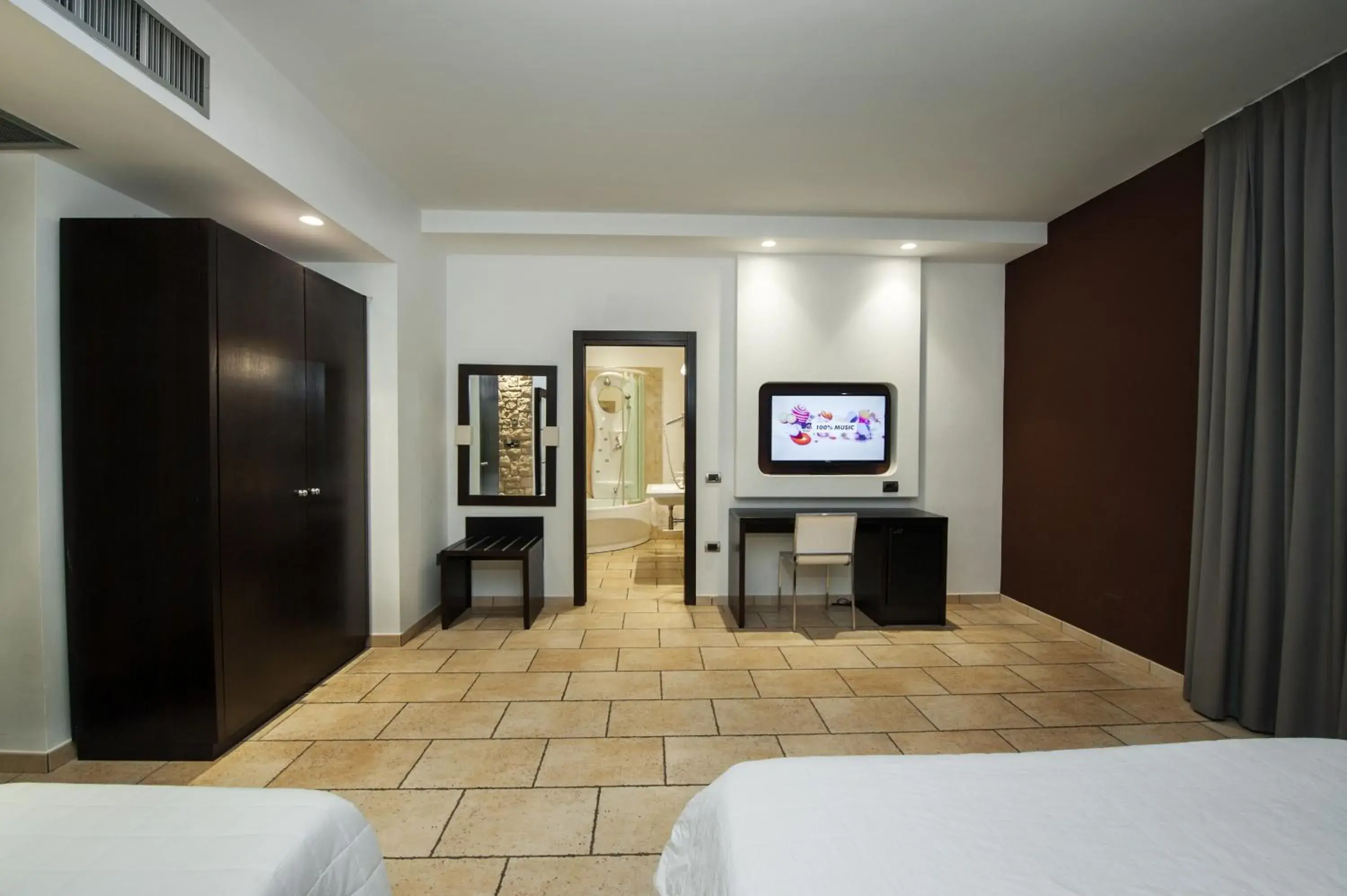 Shower, TV/Entertainment Center in Hotel Testani Frosinone