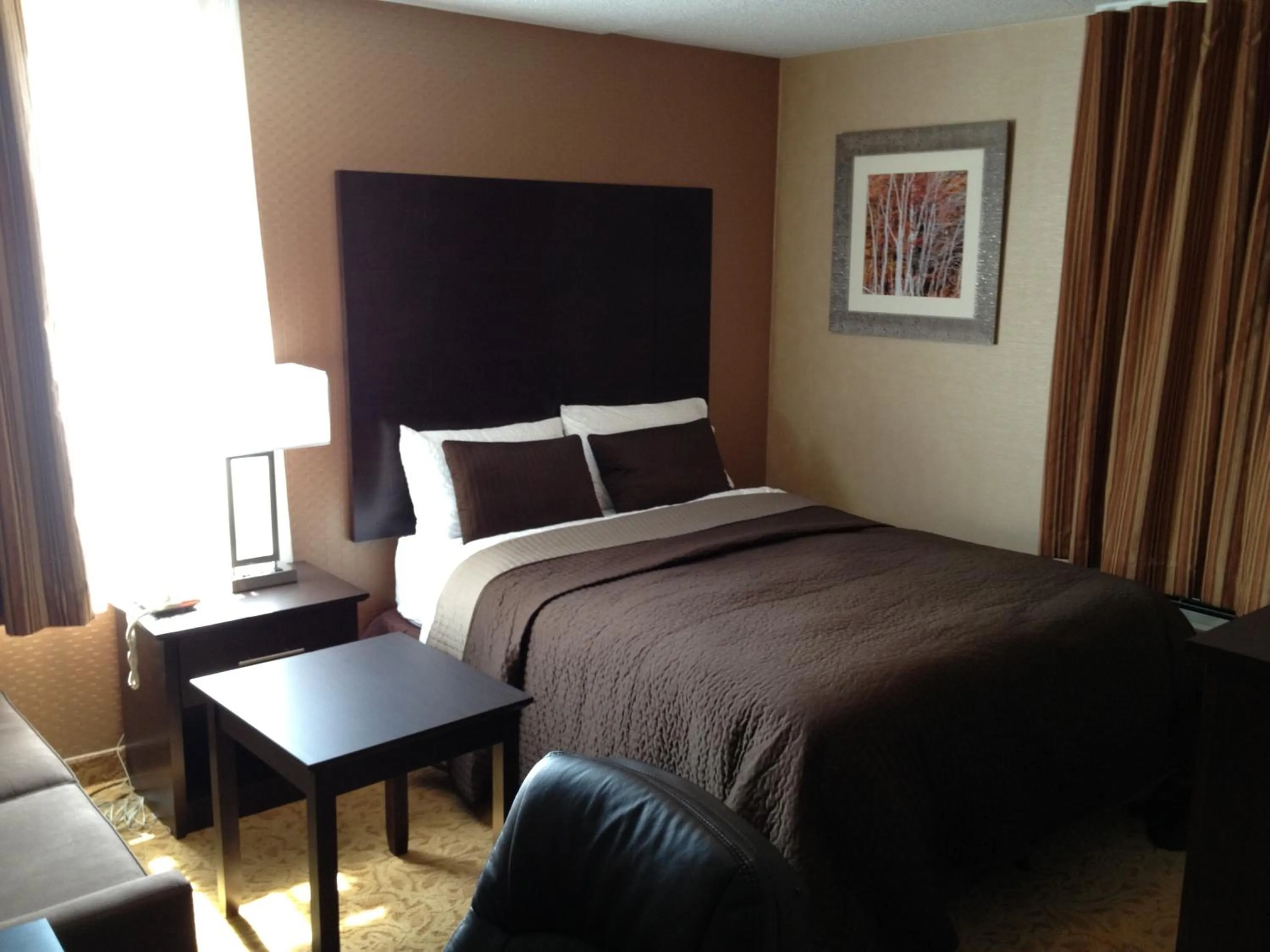 Bed in Mississauga Gate Inn