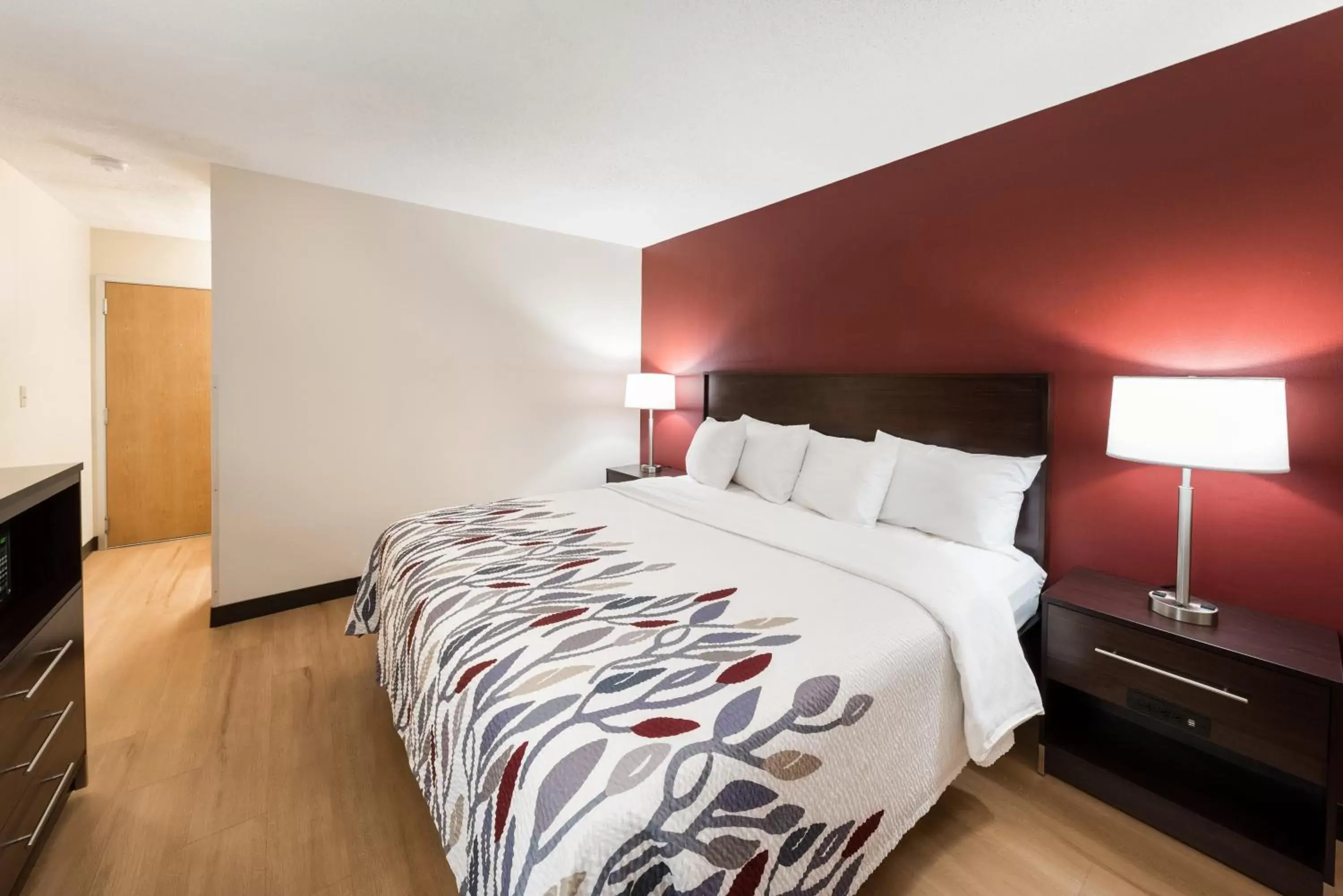 Photo of the whole room, Bed in Red Roof Inn Fort Wayne