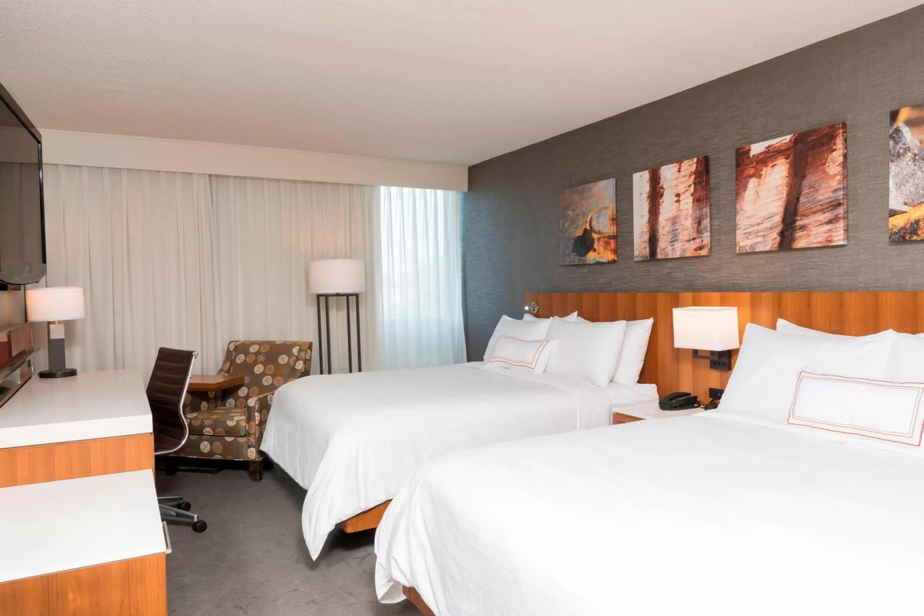 Photo of the whole room, Bed in Delta Hotels by Marriott Grand Rapids Airport