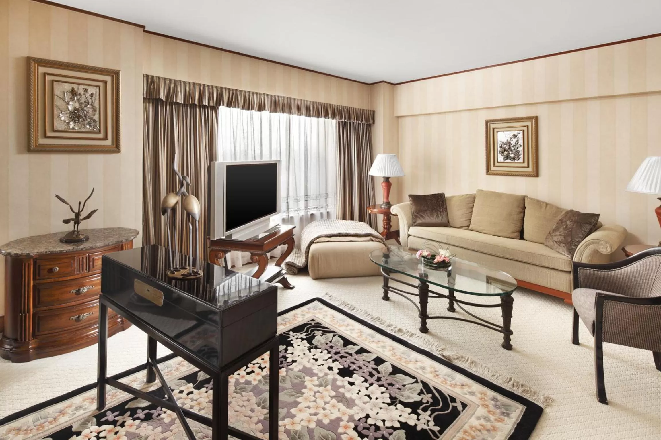 Living room in Hongqiao Jin Jiang Hotel (Formerly Sheraton Shanghai Hongqiao Hotel)