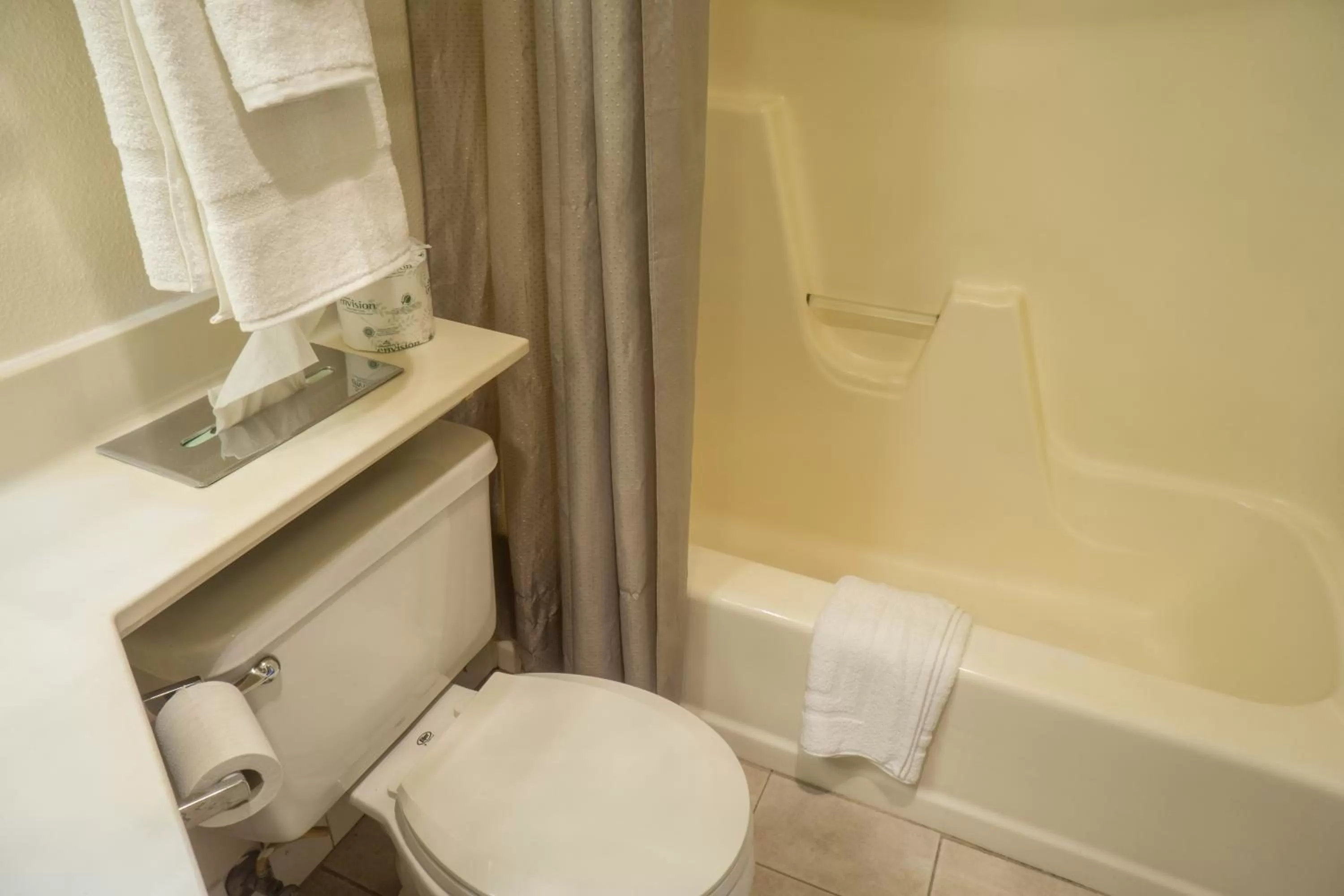 Bathroom in Sunnyside Inn and Suites