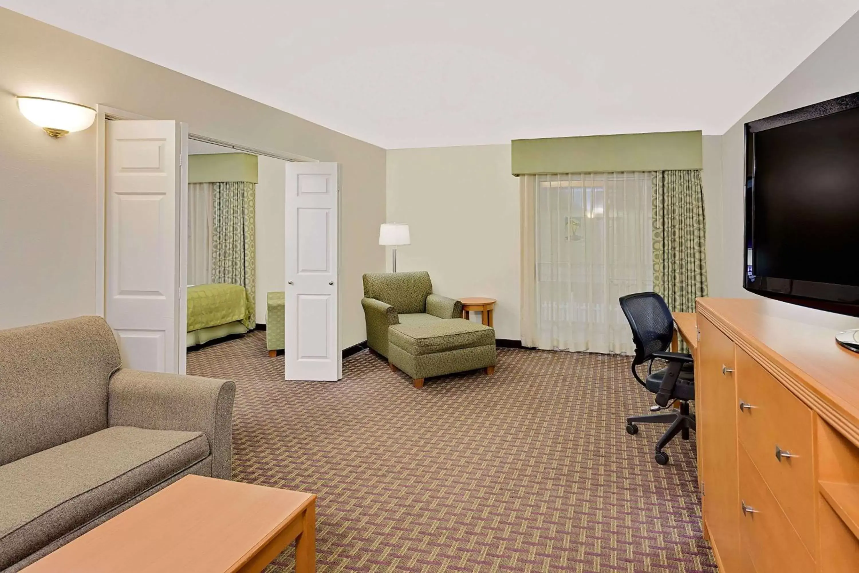 Photo of the whole room, Seating Area in Ramada by Wyndham Marquette