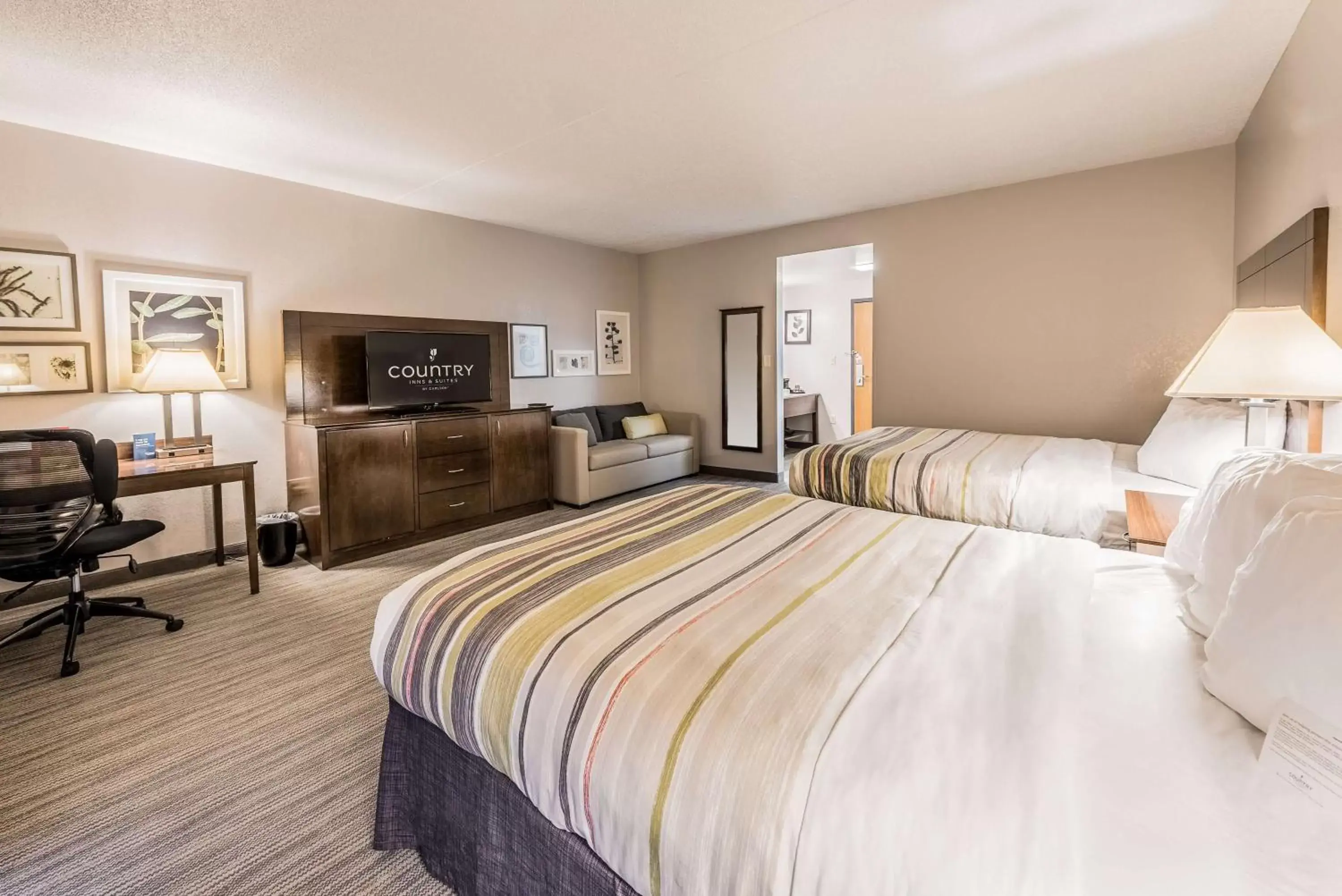 Photo of the whole room, Bed in Country Inn & Suites by Radisson, Cookeville, TN