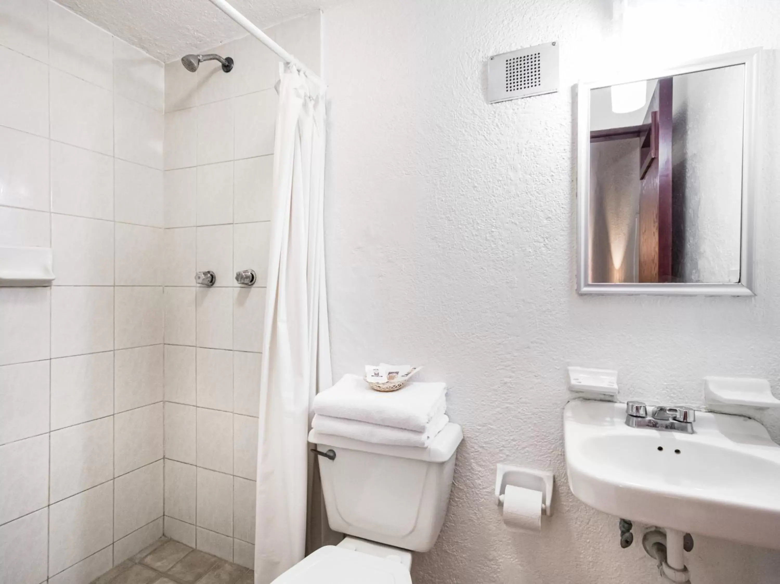 Shower, Bathroom in Hotel El Nito Posada