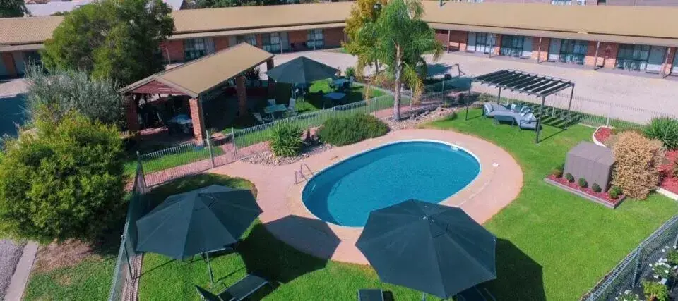 Bird's eye view, Pool View in Statesman Motor Inn