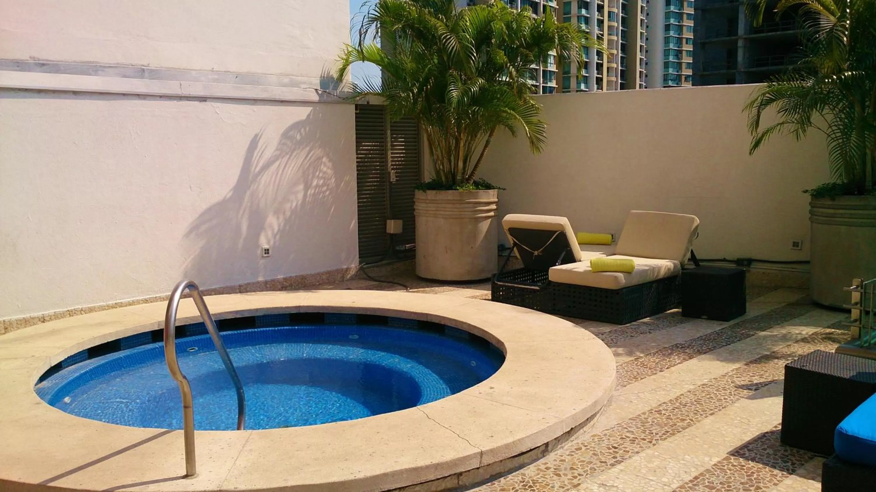 Swimming pool in Decapolis Hotel Panama City