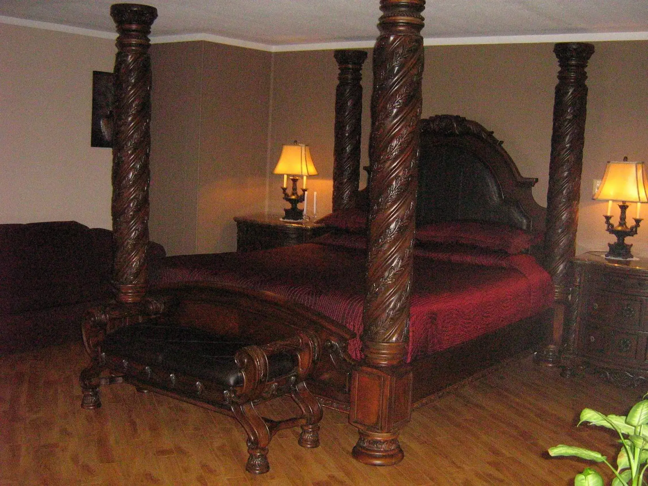 Photo of the whole room, Bed in Parkway Motel & European Lodges