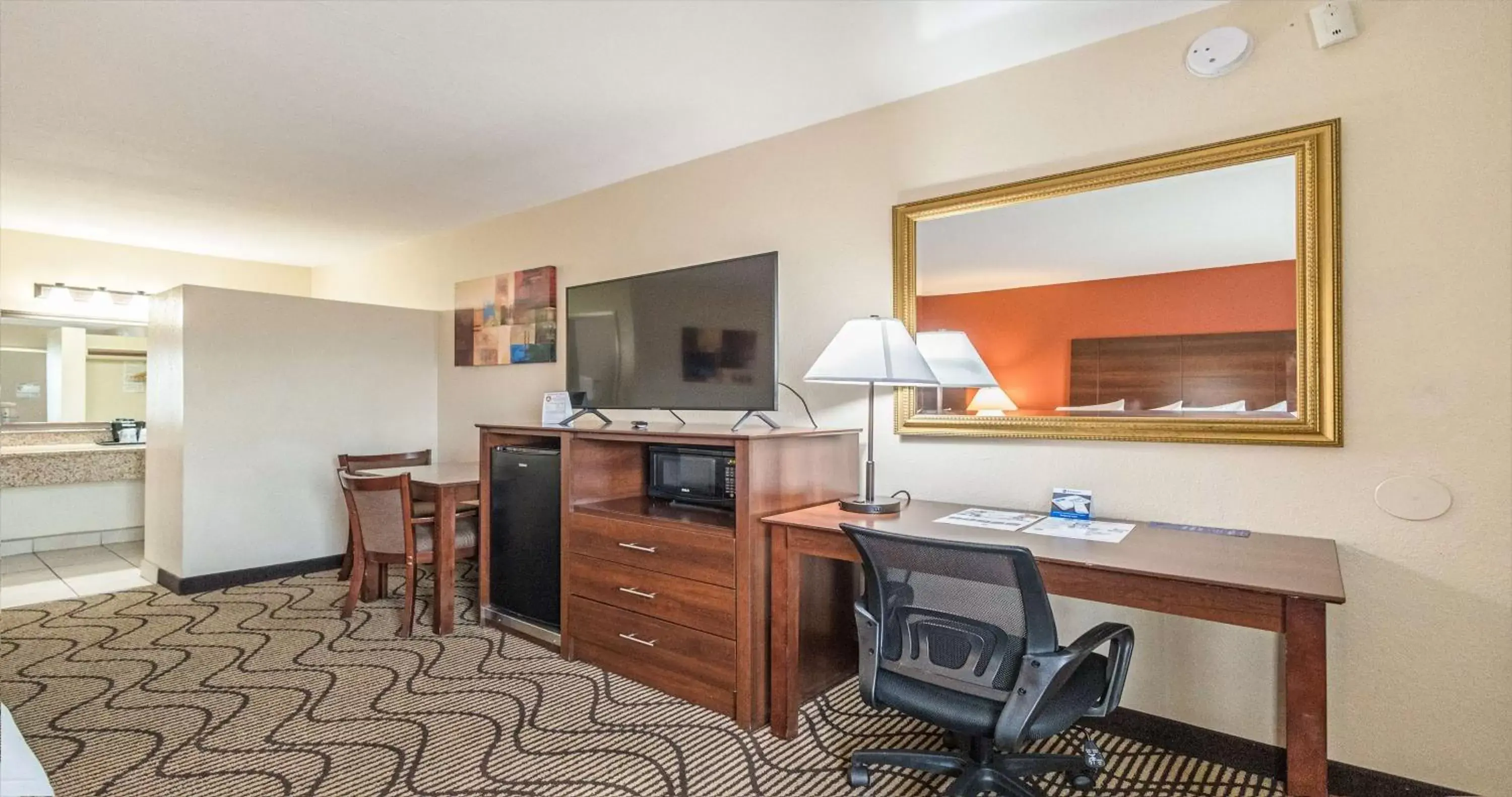 Bedroom, TV/Entertainment Center in Best Western Roseville Inn