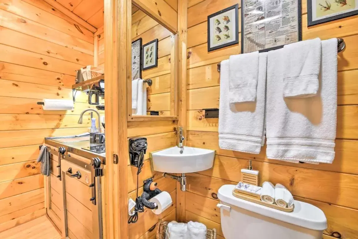 Bathroom in The Lodge Nantahala River