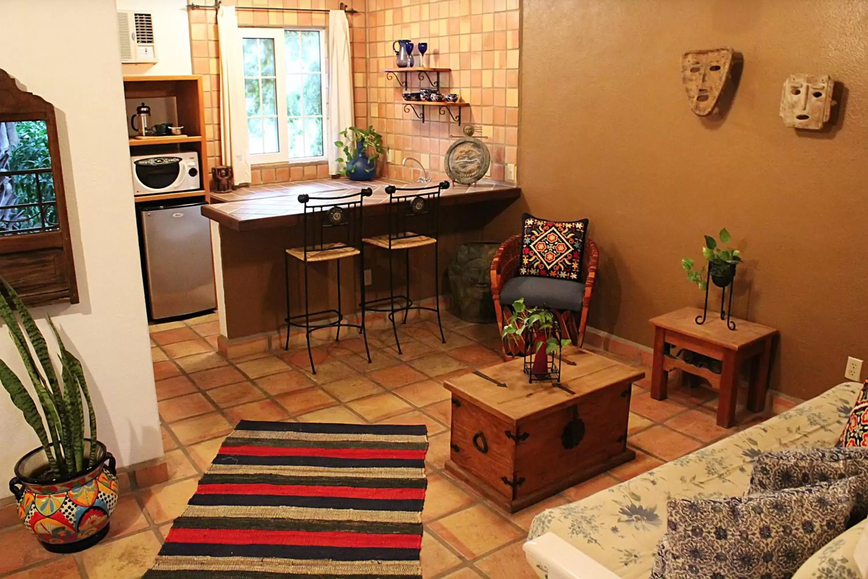 Living room, Kitchen/Kitchenette in The Bungalows Hotel