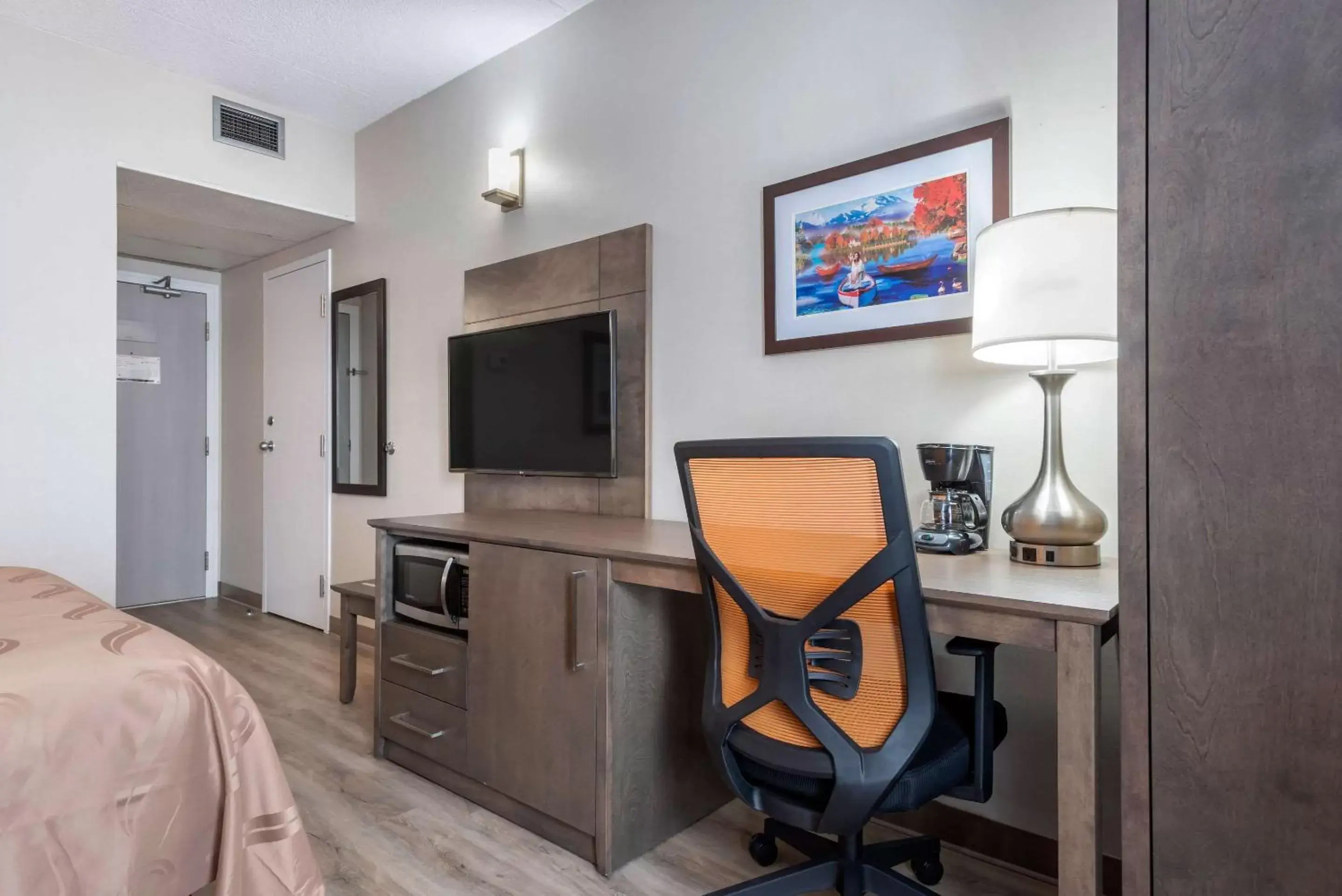 Photo of the whole room, TV/Entertainment Center in Quality Suites Quebec City