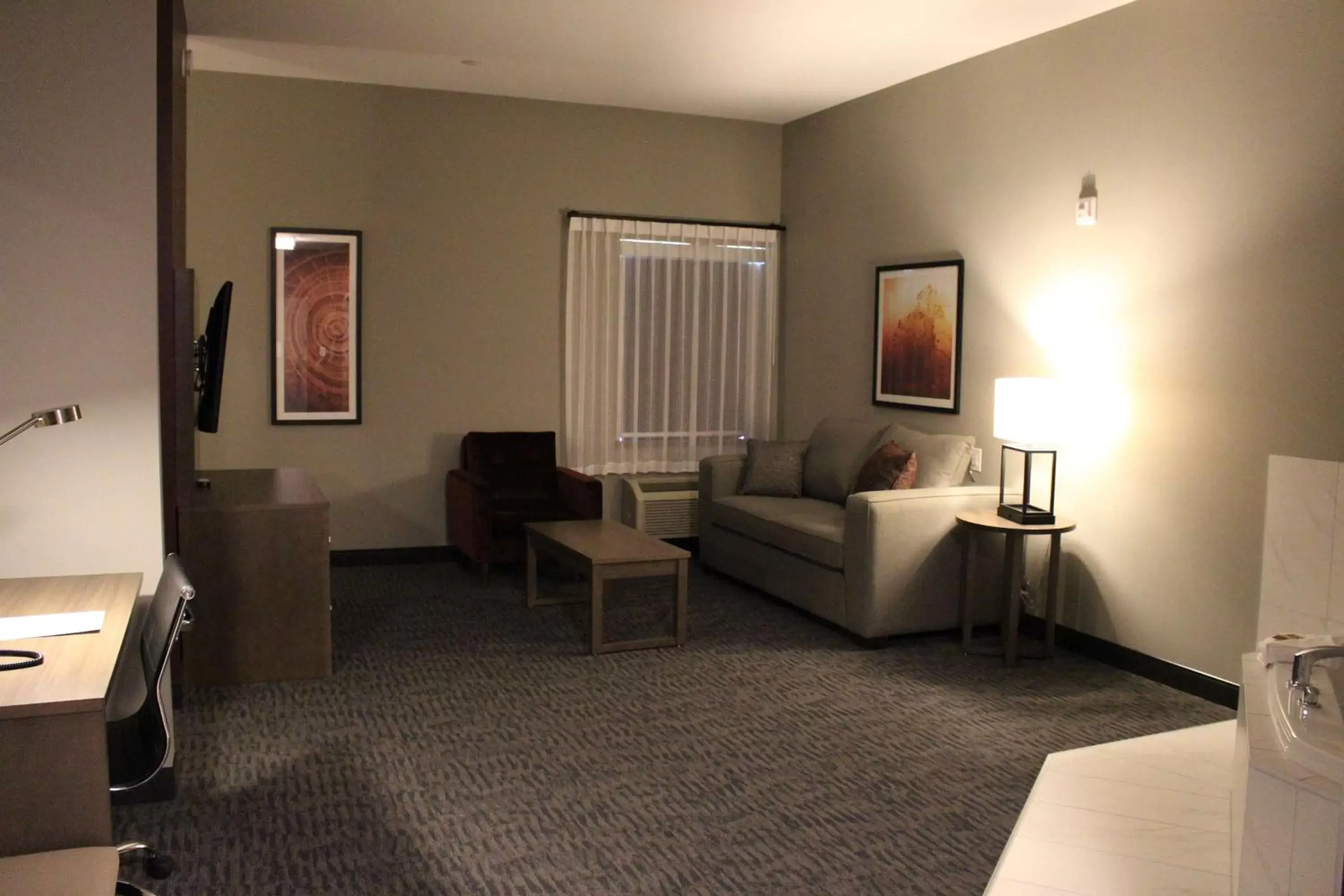 Photo of the whole room, Seating Area in Best Western Plus Dauphin