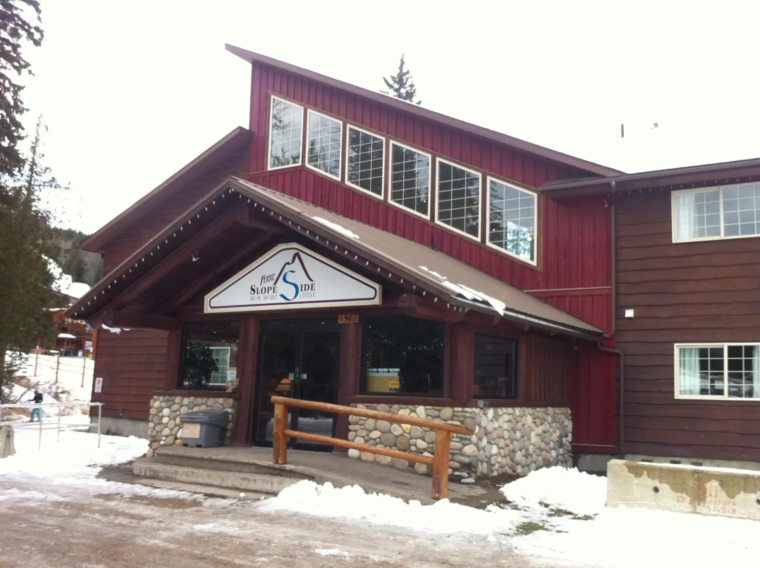 Facade/entrance, Winter in Fernie Slopeside Lodge