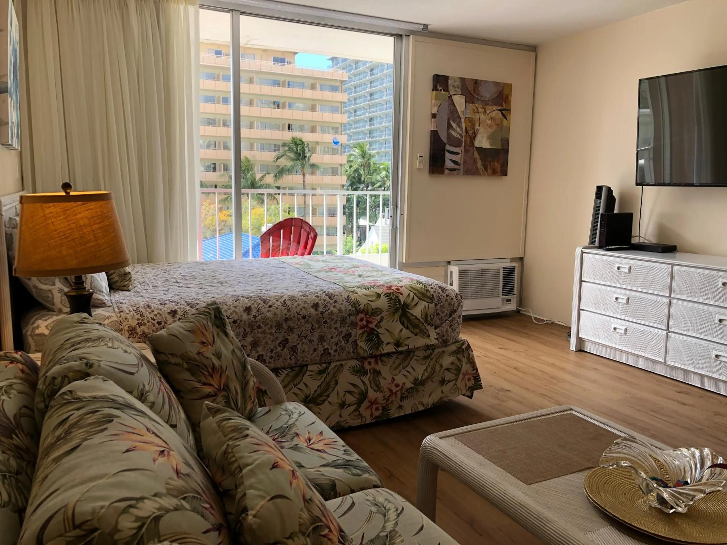 Tropical Studios at Marine Surf Waikiki - FREE PARKING - BEST LOCATION - FULL KITCHEN - SWIMMING POOL