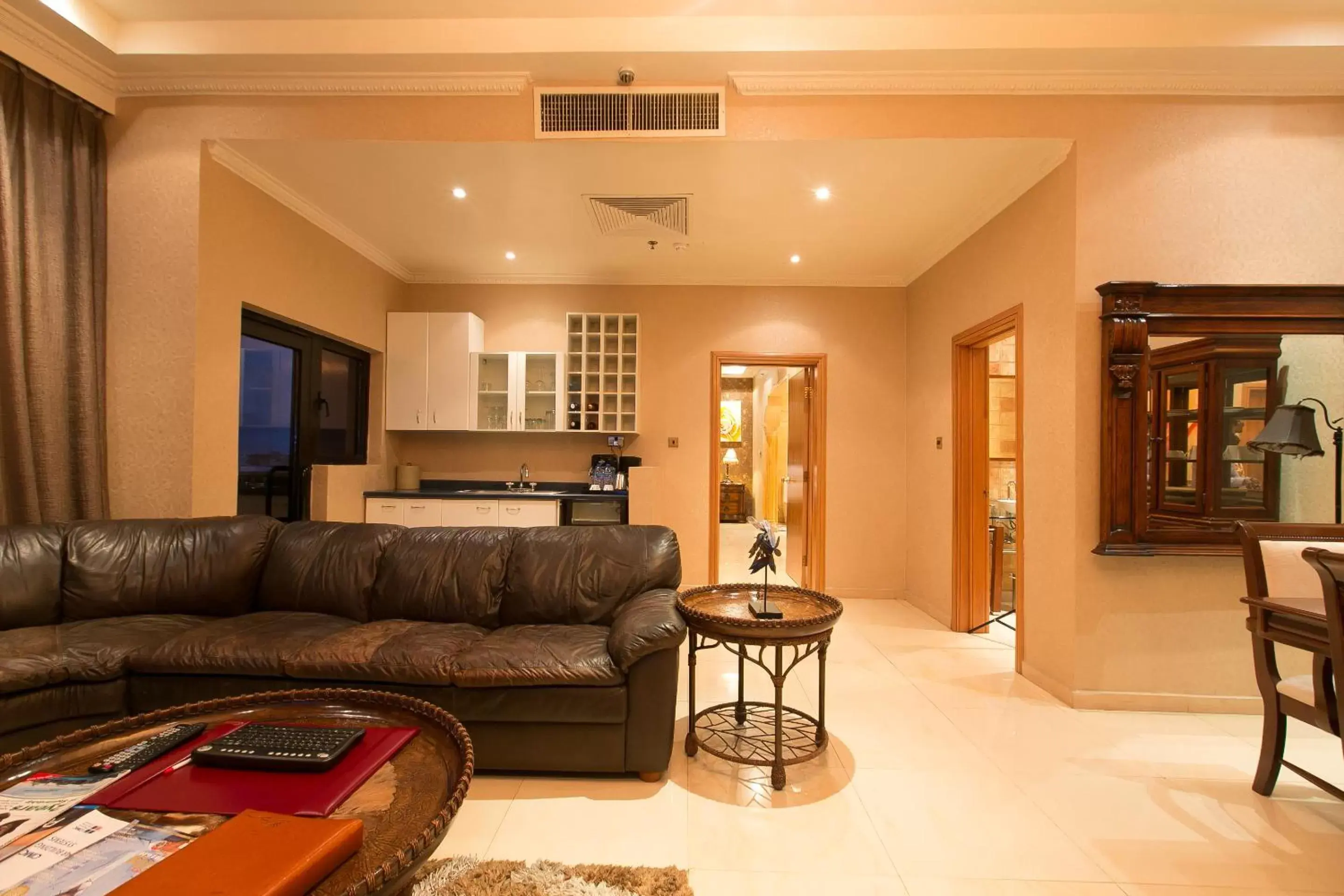 Kitchen or kitchenette, Seating Area in Victoria Crown Plaza Hotel