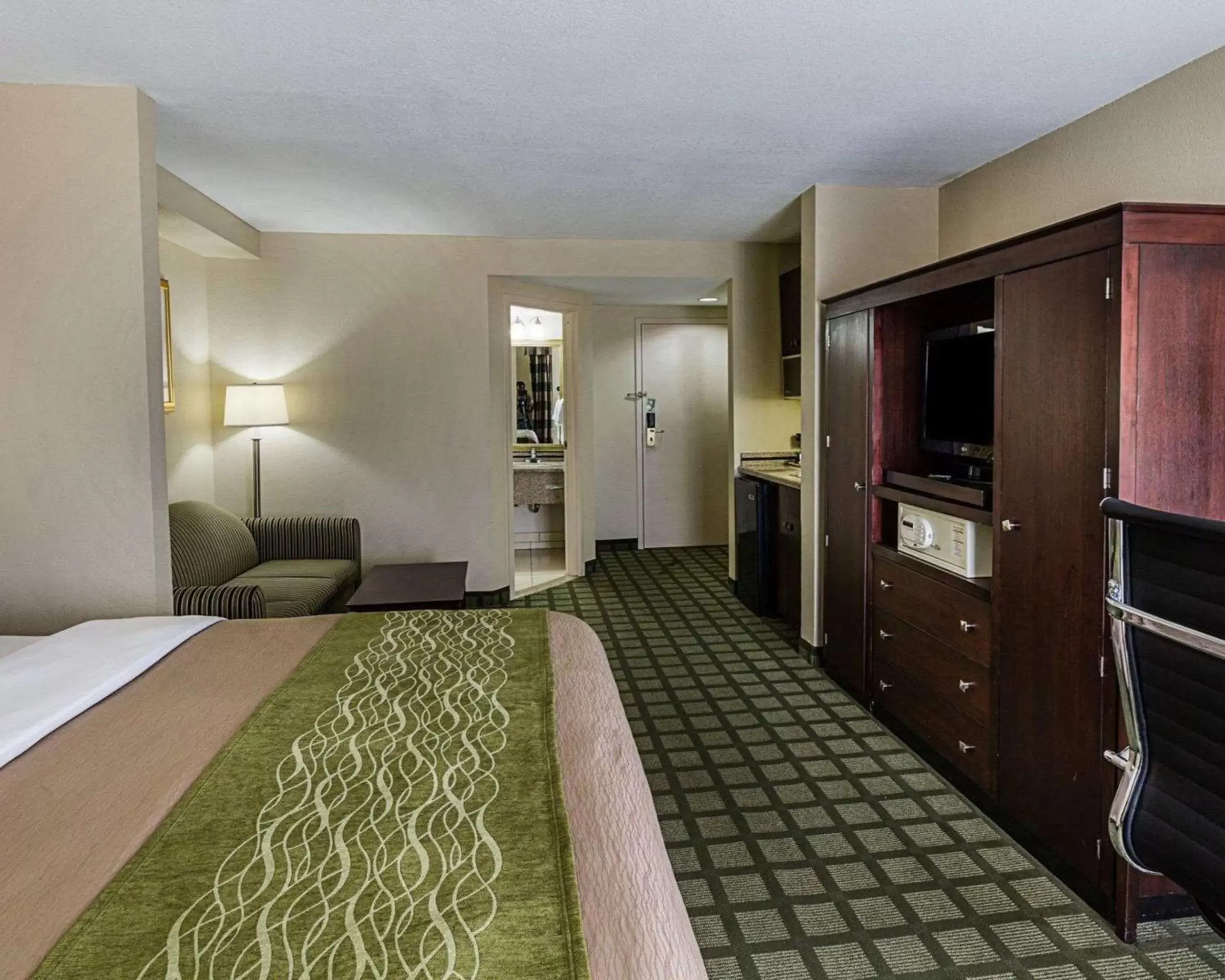 Bedroom, TV/Entertainment Center in Comfort Inn & Suites Southwest Freeway at Westpark
