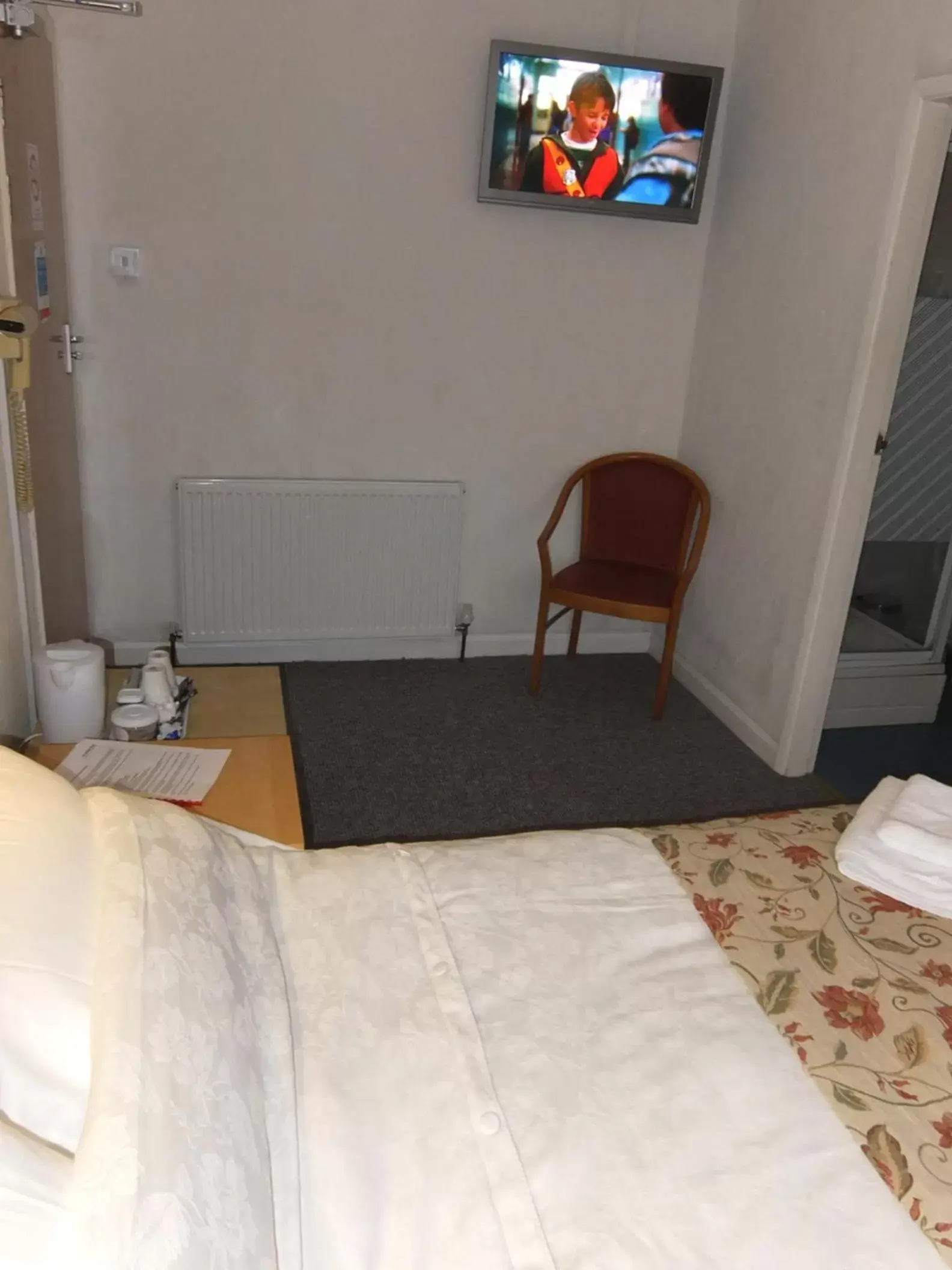 Photo of the whole room, Bed in The Monsell Hotel