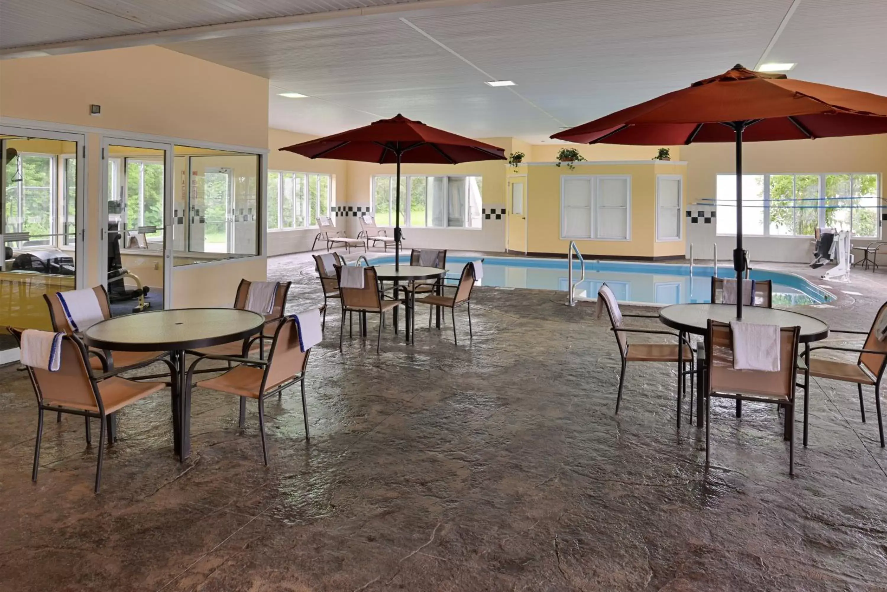 Swimming pool, Restaurant/Places to Eat in Red Roof Inn Sandusky - Milan