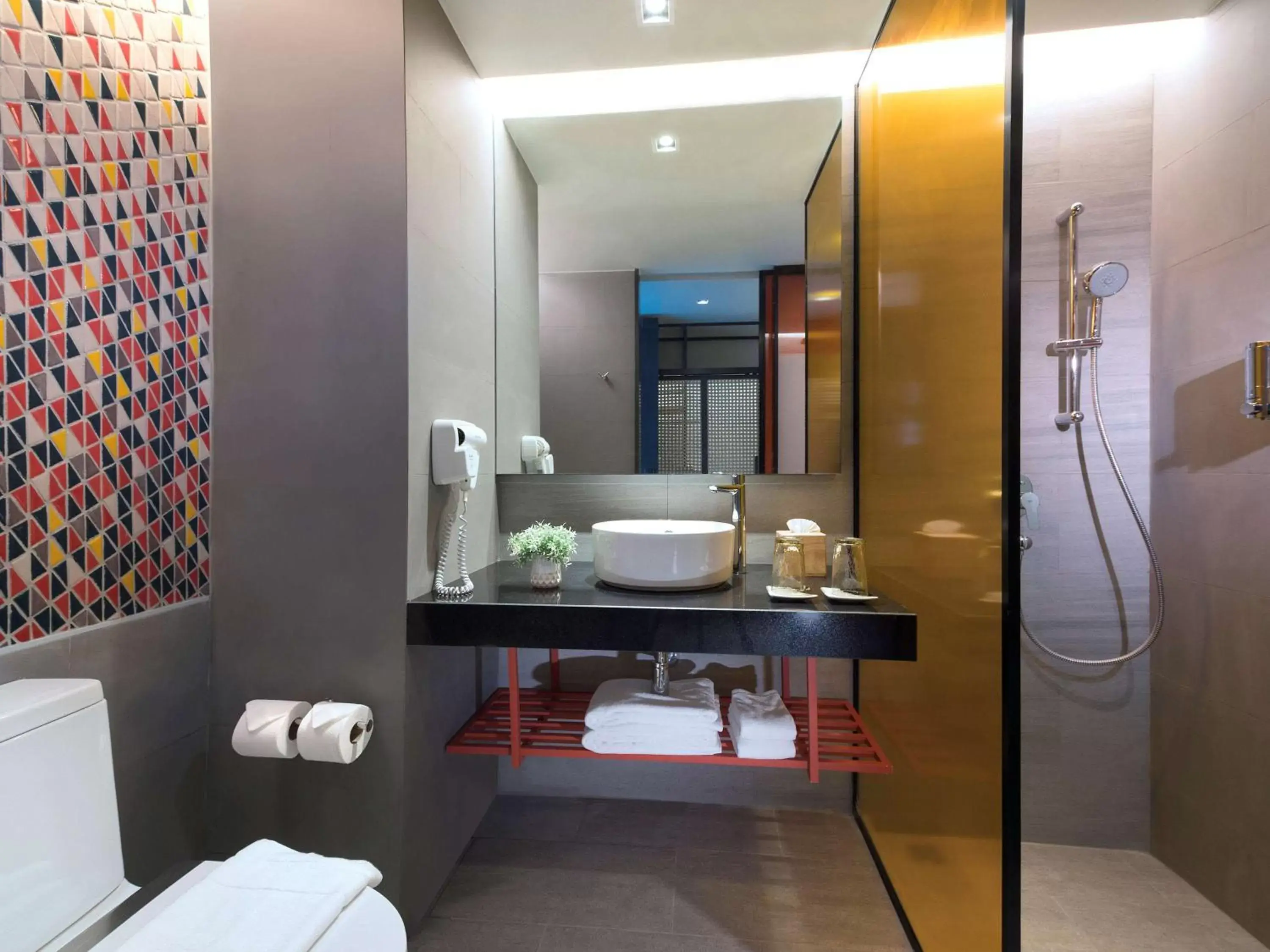 Photo of the whole room, Bathroom in ibis Styles Bangkok Sukhumvit Phra Khanong