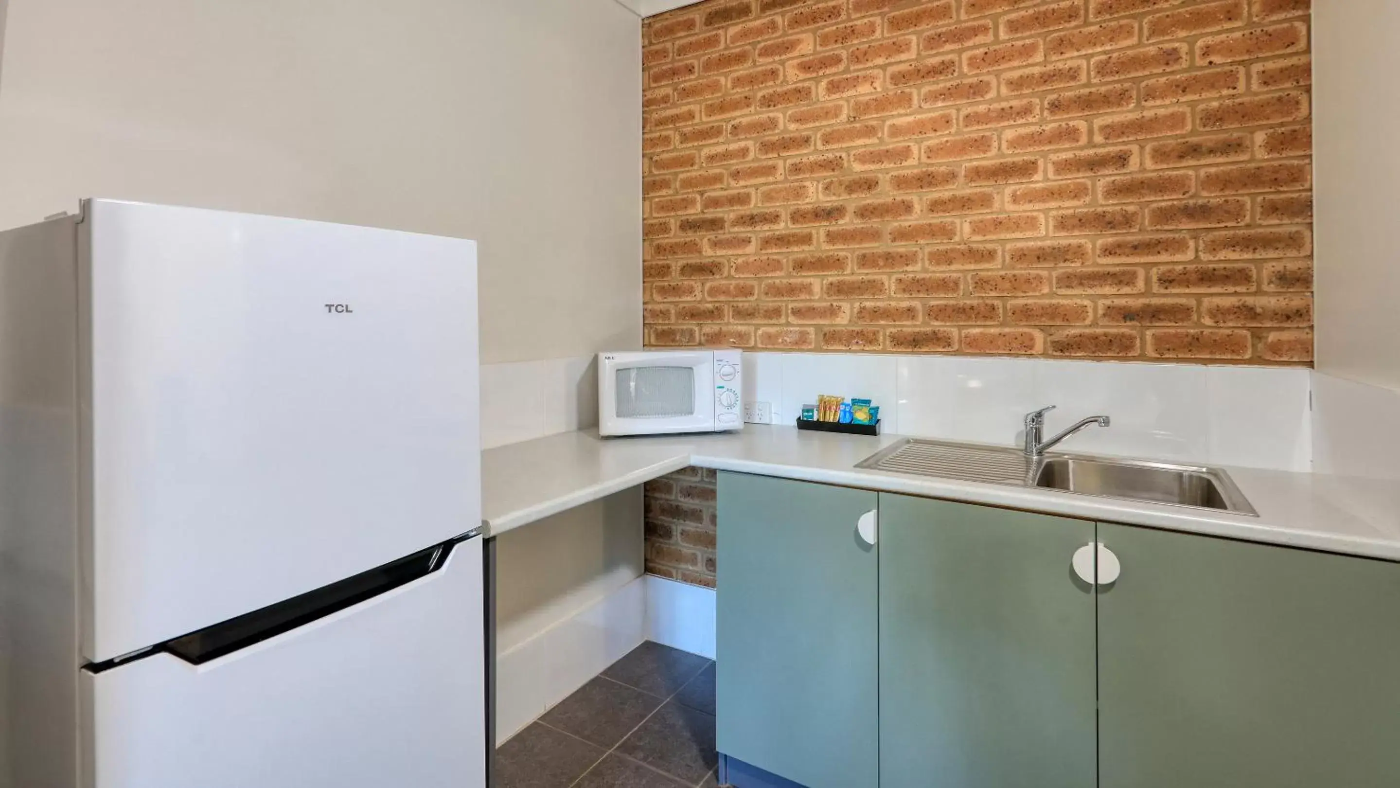 Kitchen or kitchenette, Kitchen/Kitchenette in Hamilton Henry Parkes Motor Inn