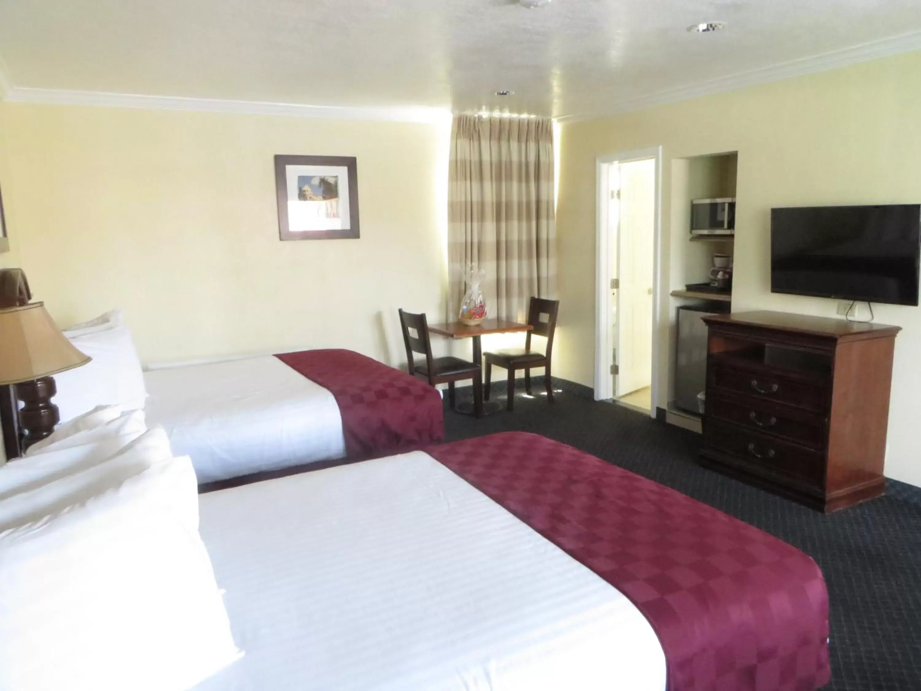 TV and multimedia, Bed in Best Inn & Suites