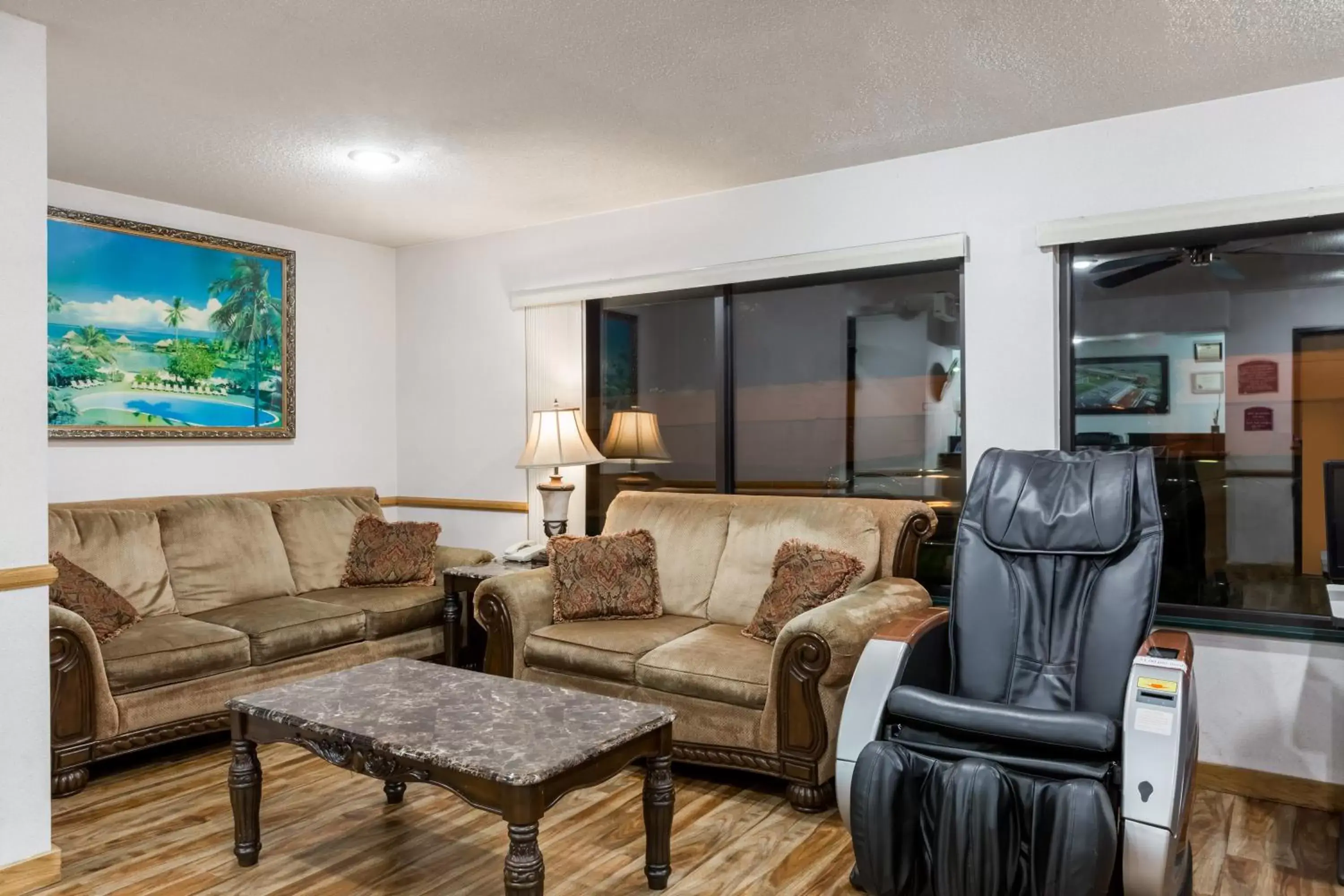 Lobby or reception, Seating Area in Howard Johnson by Wyndham Wichita Airport