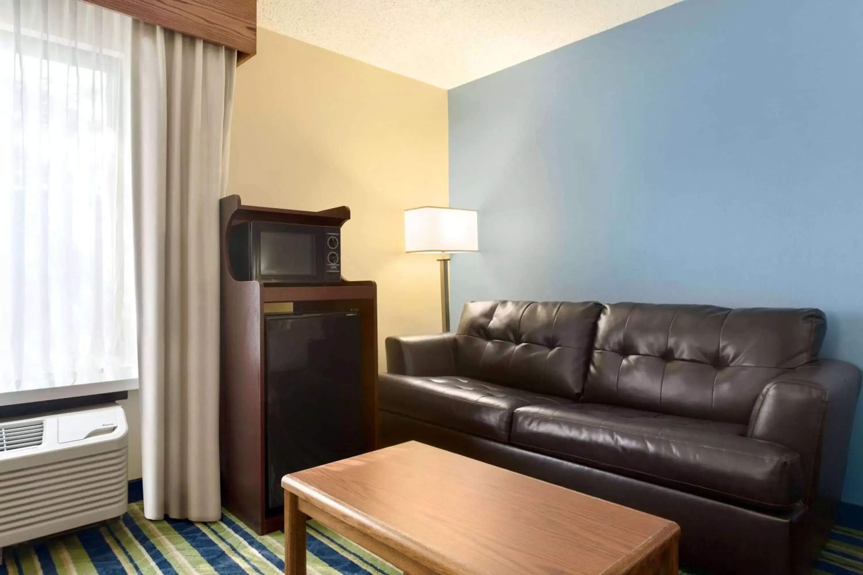 Photo of the whole room, Seating Area in Days Inn by Wyndham Fargo