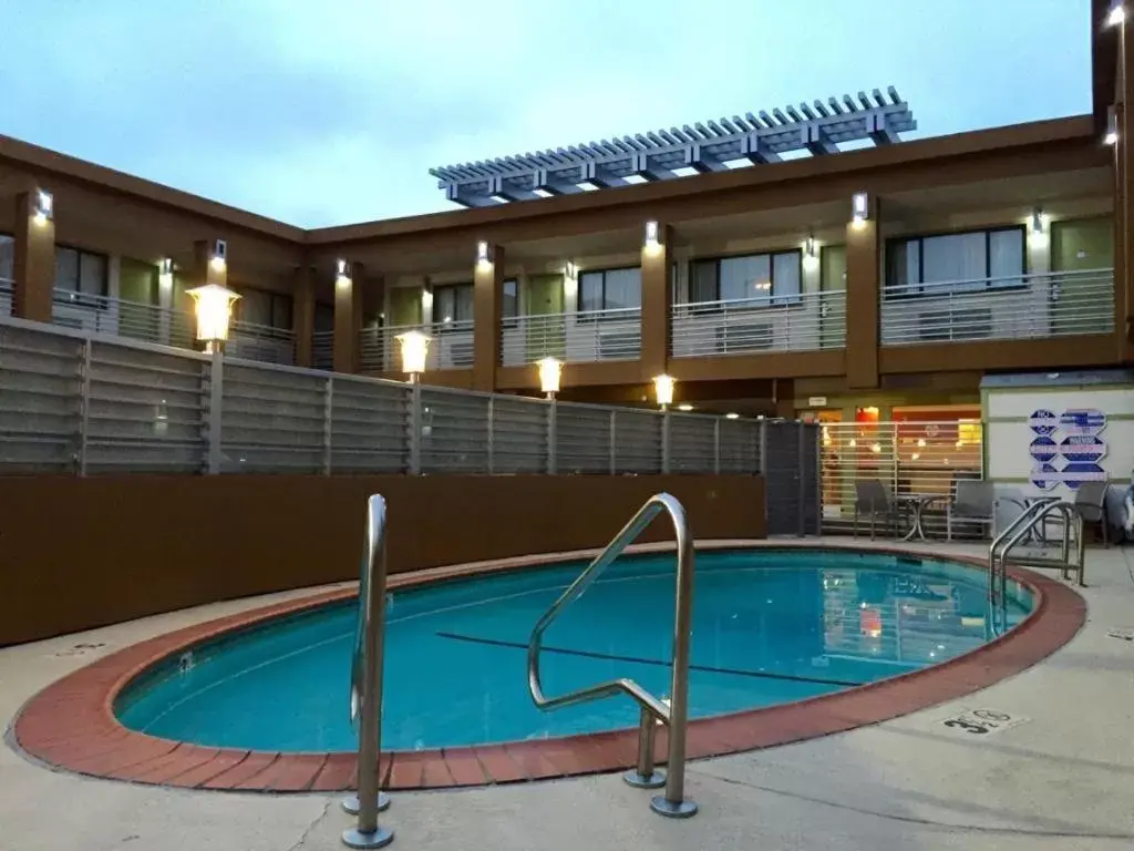 Property building, Swimming Pool in Civic Center Motor Inn